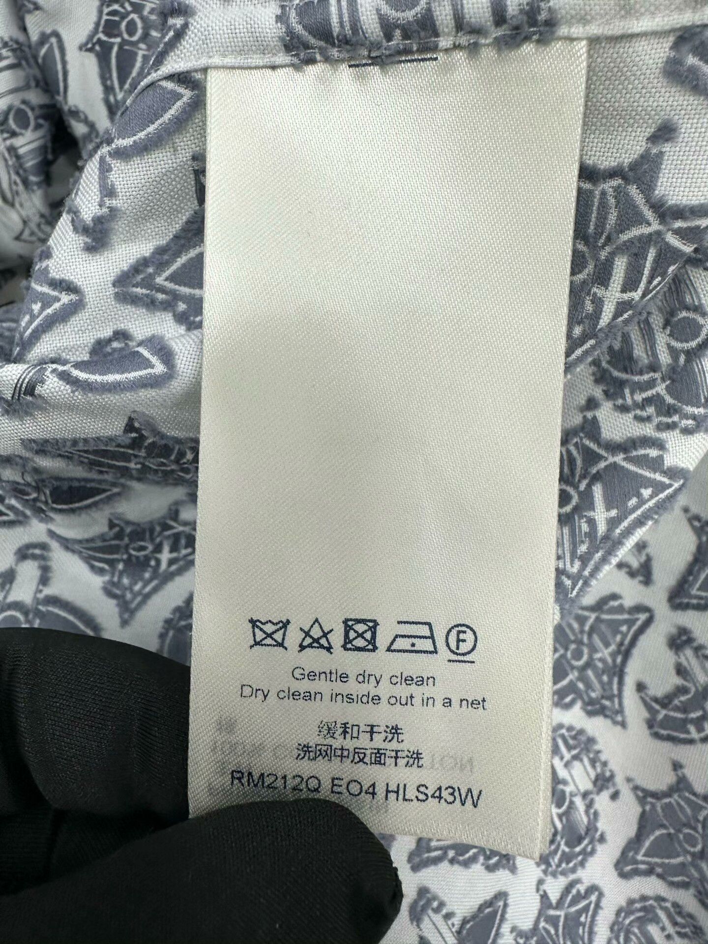 Louis Vuitton Louis Vuitton White Logo Print Long-Sleeve Shirt Size US XL / EU 56 / 4 - 4 Thumbnail