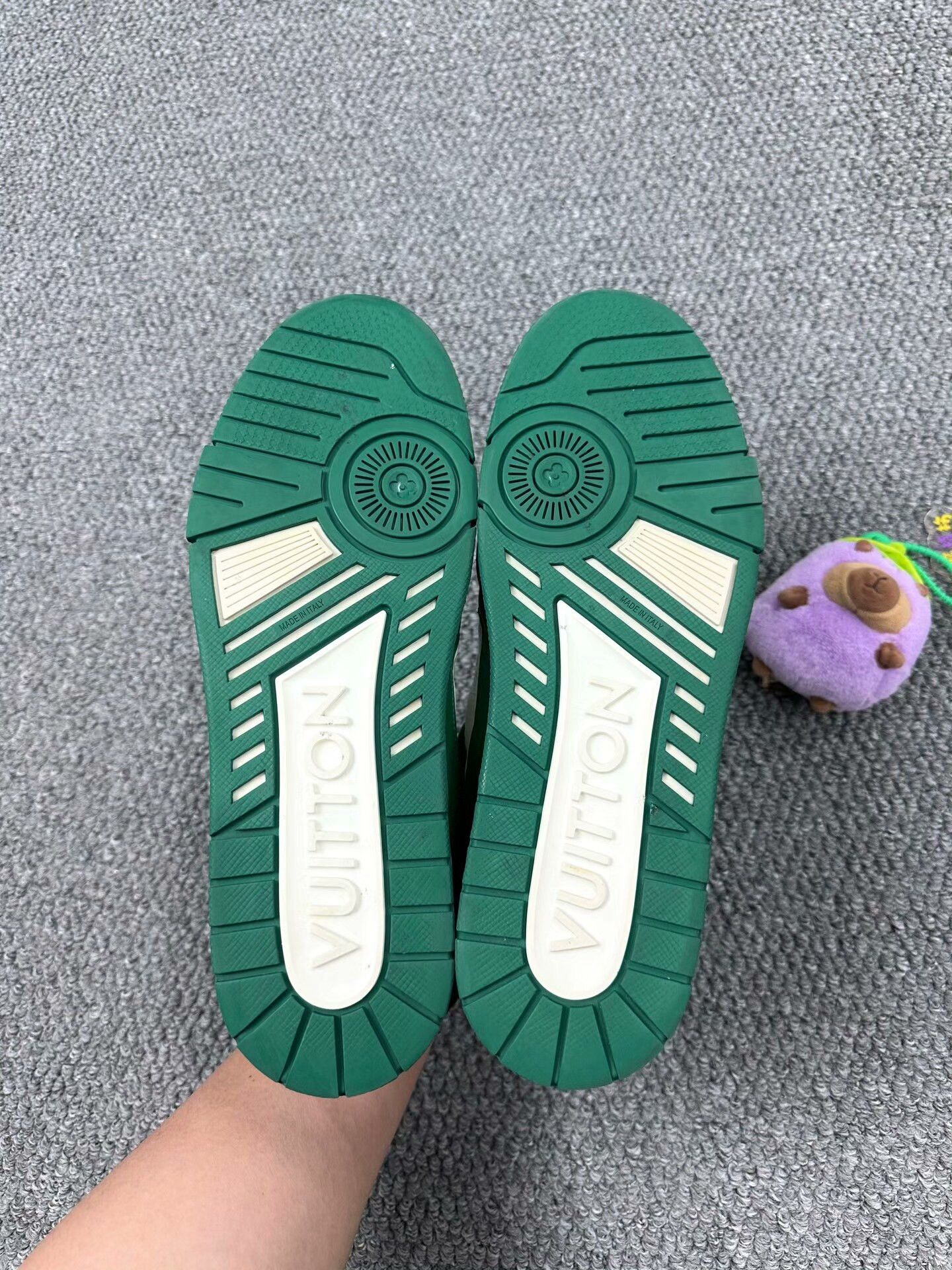 Louis Vuitton Louis Vuitton White Green Trainer Sneakers 44 Size US 10 / EU 43 - 6 Thumbnail