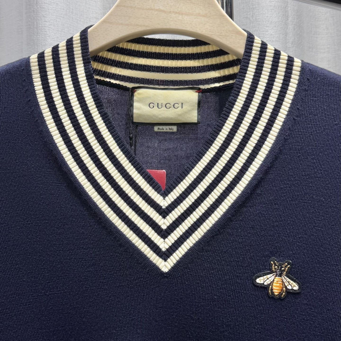 Gucci Gucci Navy V-Neck Bee Embroidery Sweater Size XS / US 0-2 / IT 36-38 - 3 Thumbnail