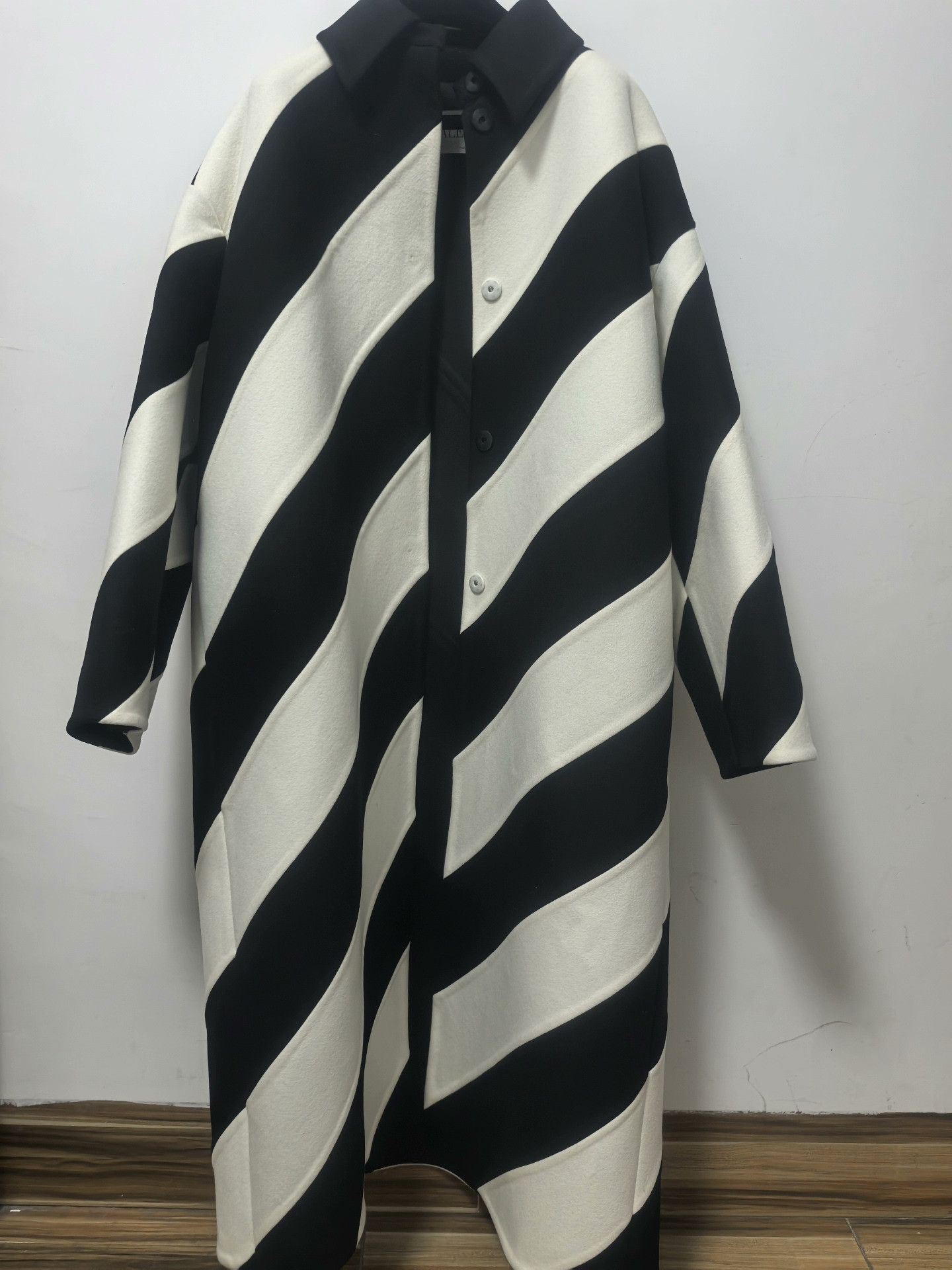 Valentino Valentino FW23 Diagonal Stripe Coat Size S / US 4 / IT 40 - 5 Thumbnail