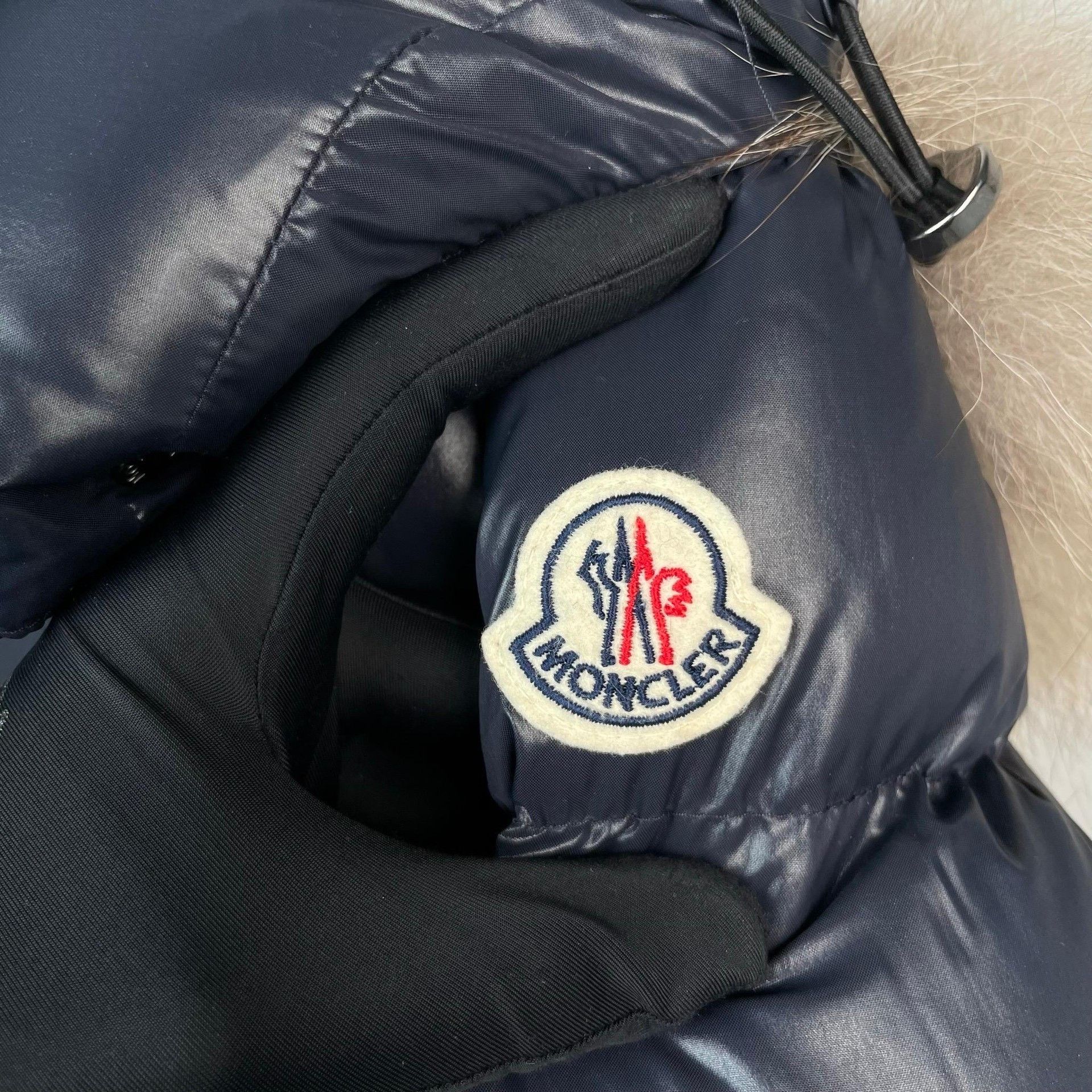 Moncler Moncler Long Shiny V-Quilted Fur Collar Down Jacket Size XS / US 0-2 / IT 36-38 - 4 Thumbnail
