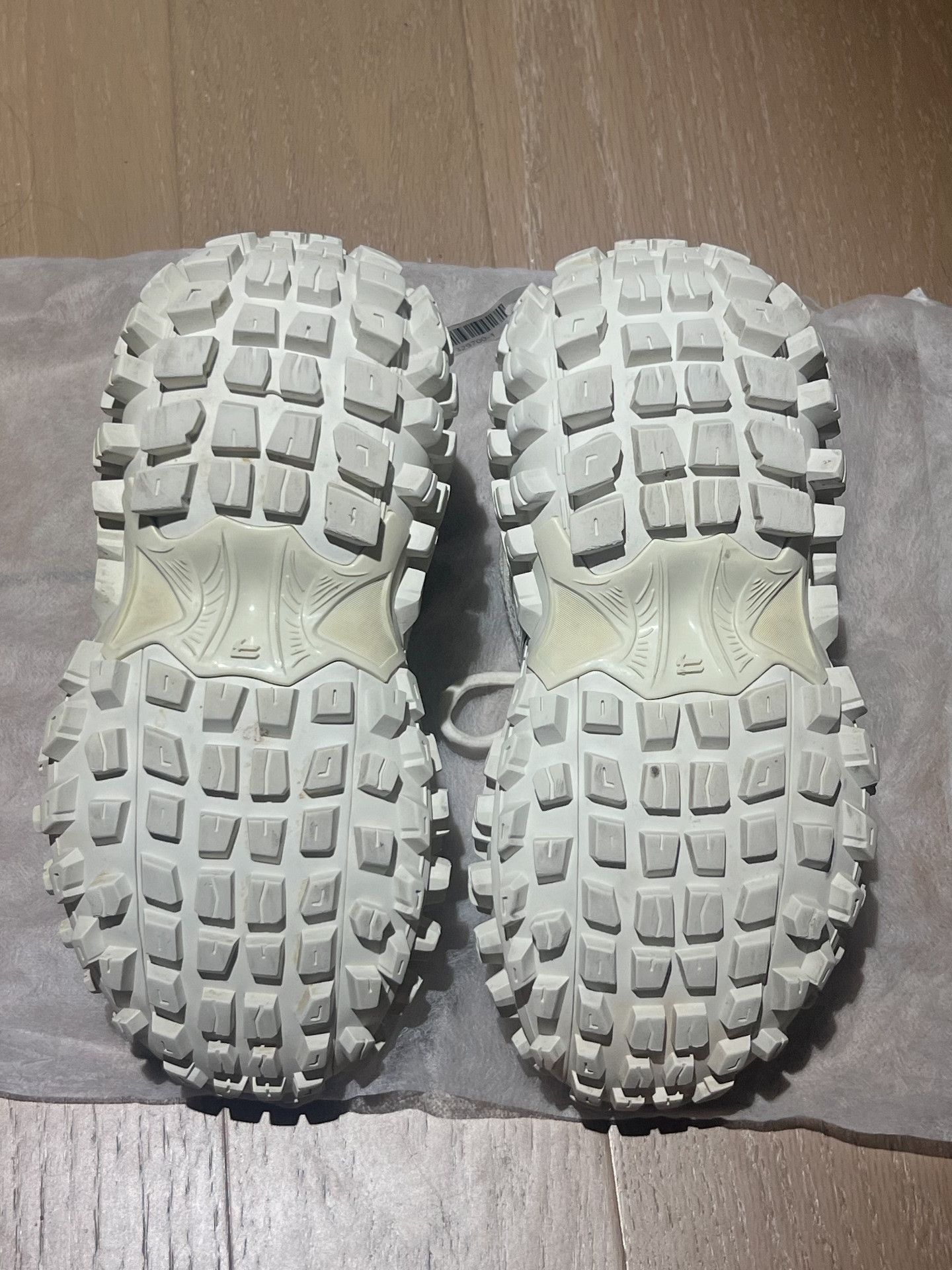 Balenciaga Balenciaga White Chunky Sole Sneakers 37 Size US 6 / IT 36 - 2 Thumbnail
