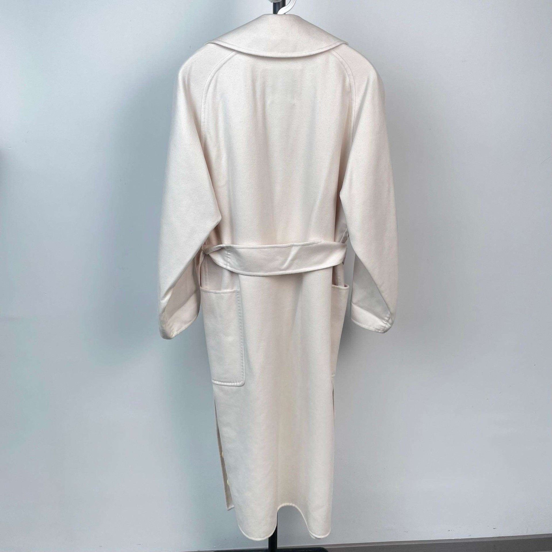 Max Mara MAXMara White Long Wool Coat Size XS / US 0-2 / IT 36-38 - 2 Thumbnail