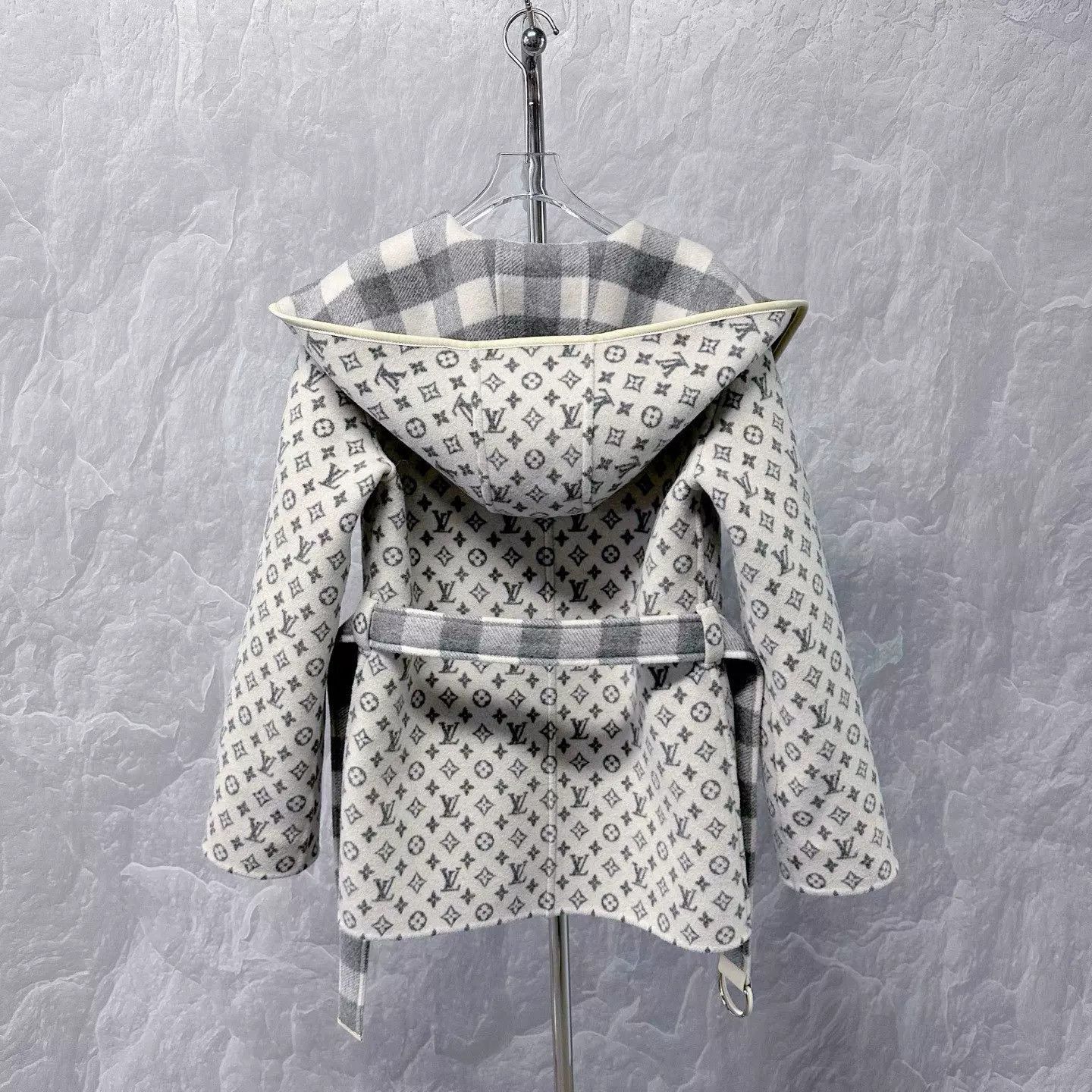 Louis Vuitton Louis Vuitton SS26 Double-Sided Checkered Hooded Coat Size XS / US 0-2 / IT 36-38 - 5 Thumbnail