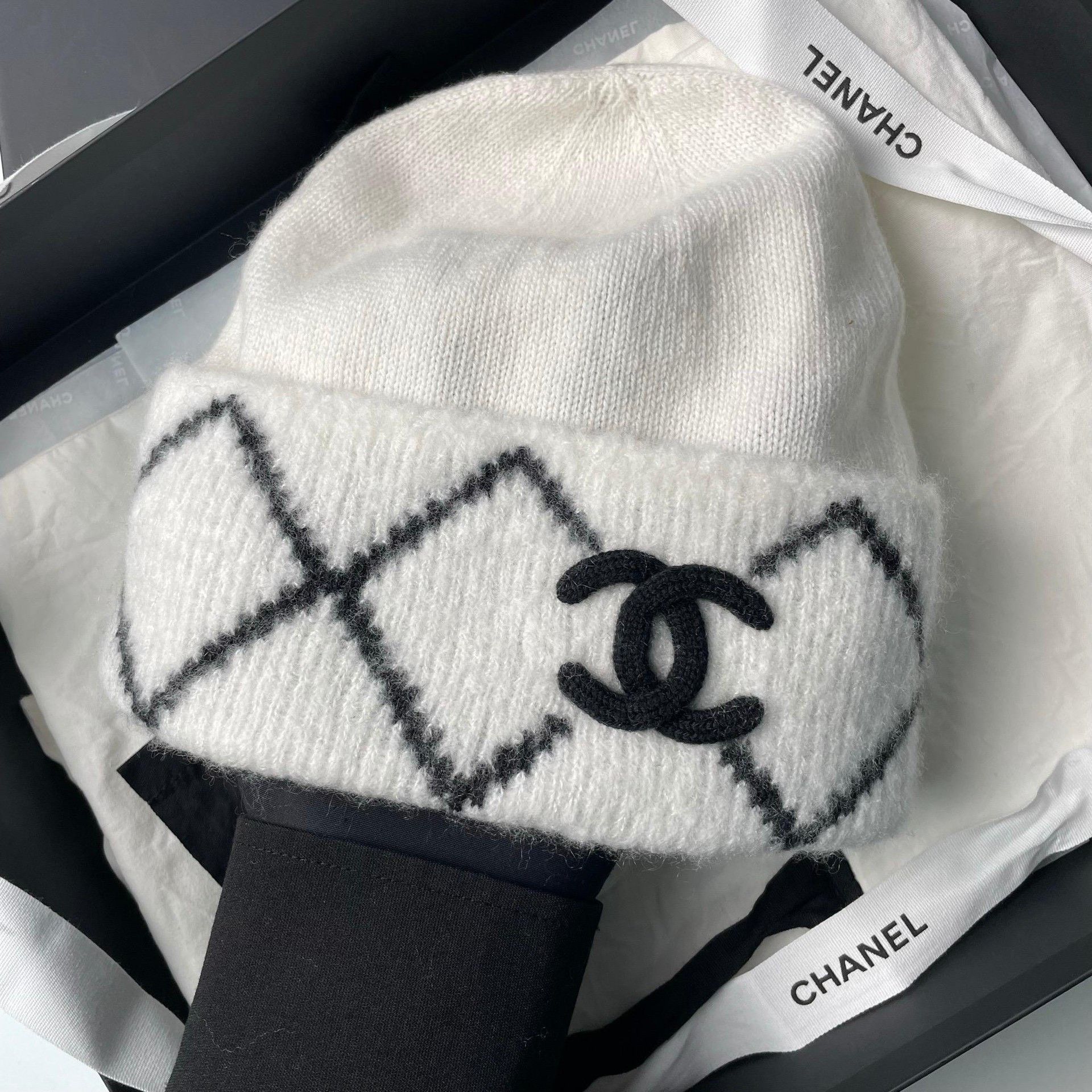 Chanel Chanel Black White Diamond Double C Beanie Size ONE SIZE - 3 Thumbnail