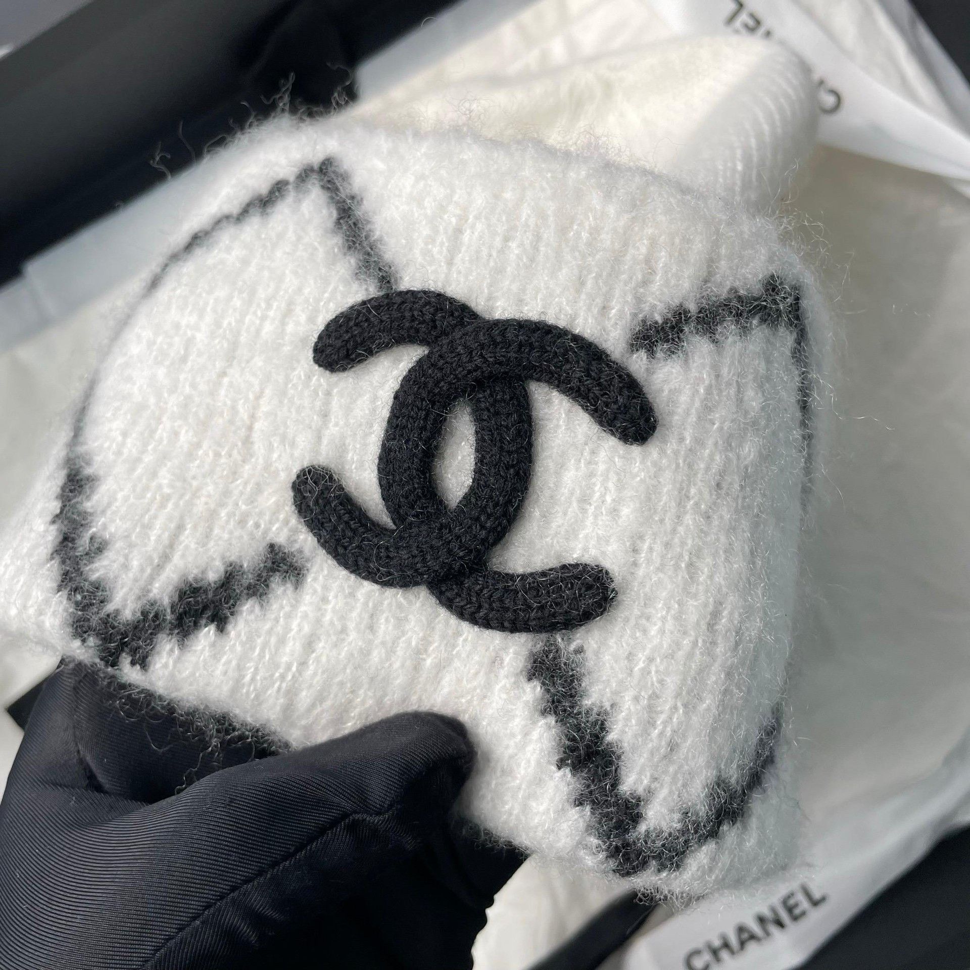 Chanel Chanel Black White Diamond Double C Beanie Size ONE SIZE - 4 Thumbnail