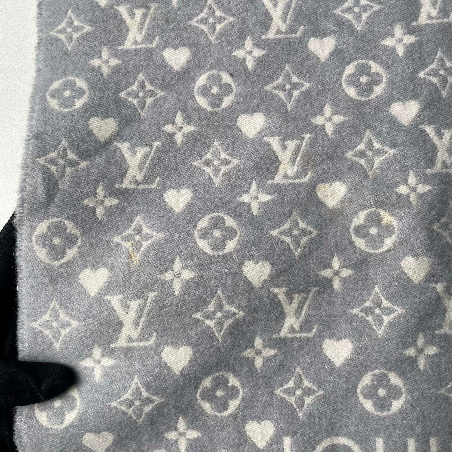 Louis Vuitton Louis Vuitton Gray Heart Monogram Fringed Scarf Size ONE SIZE - 9 Thumbnail
