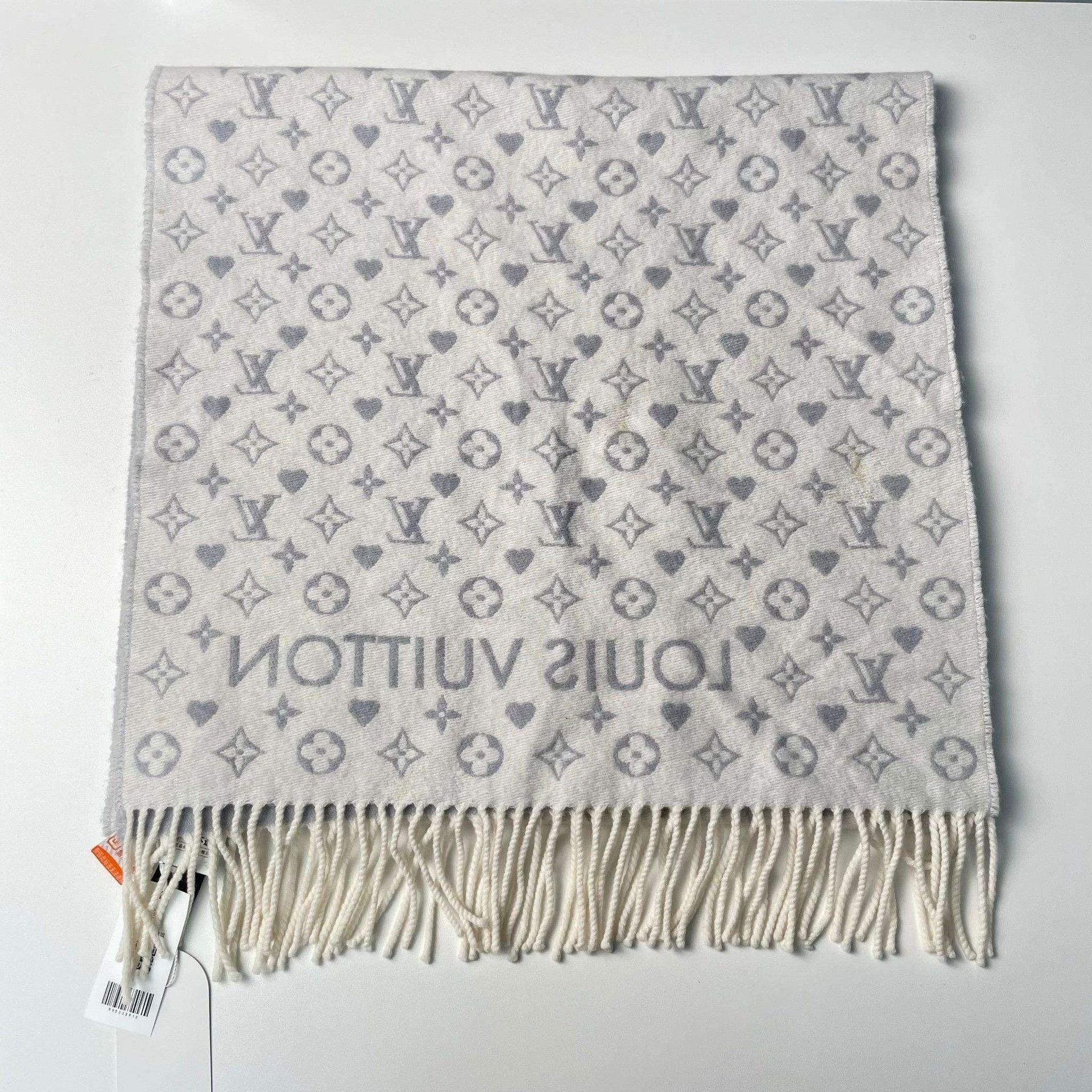 Louis Vuitton Louis Vuitton Gray Heart Monogram Fringed Scarf Size ONE SIZE - 6 Thumbnail