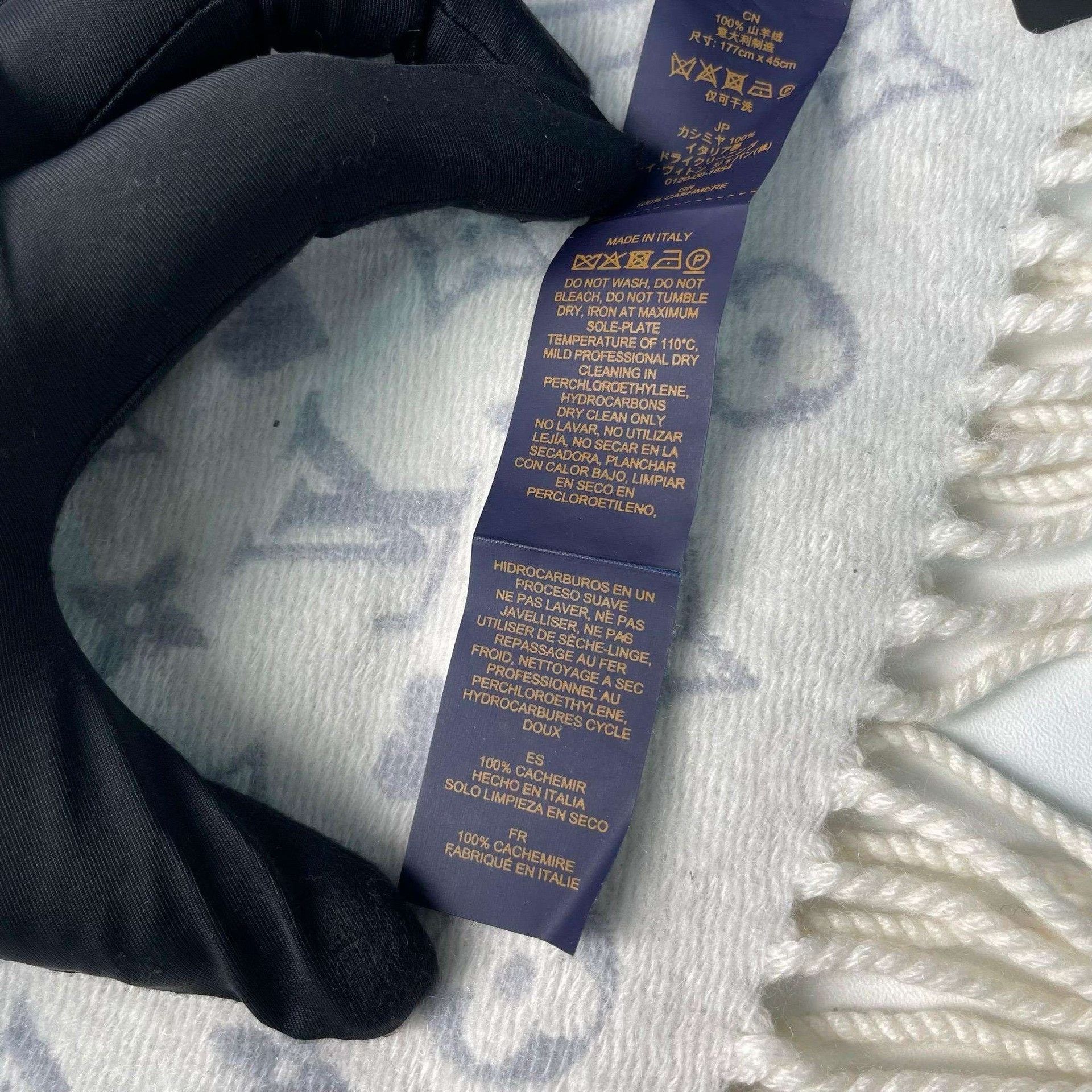 Louis Vuitton Louis Vuitton Gray Heart Monogram Fringed Scarf Size ONE SIZE - 8 Thumbnail