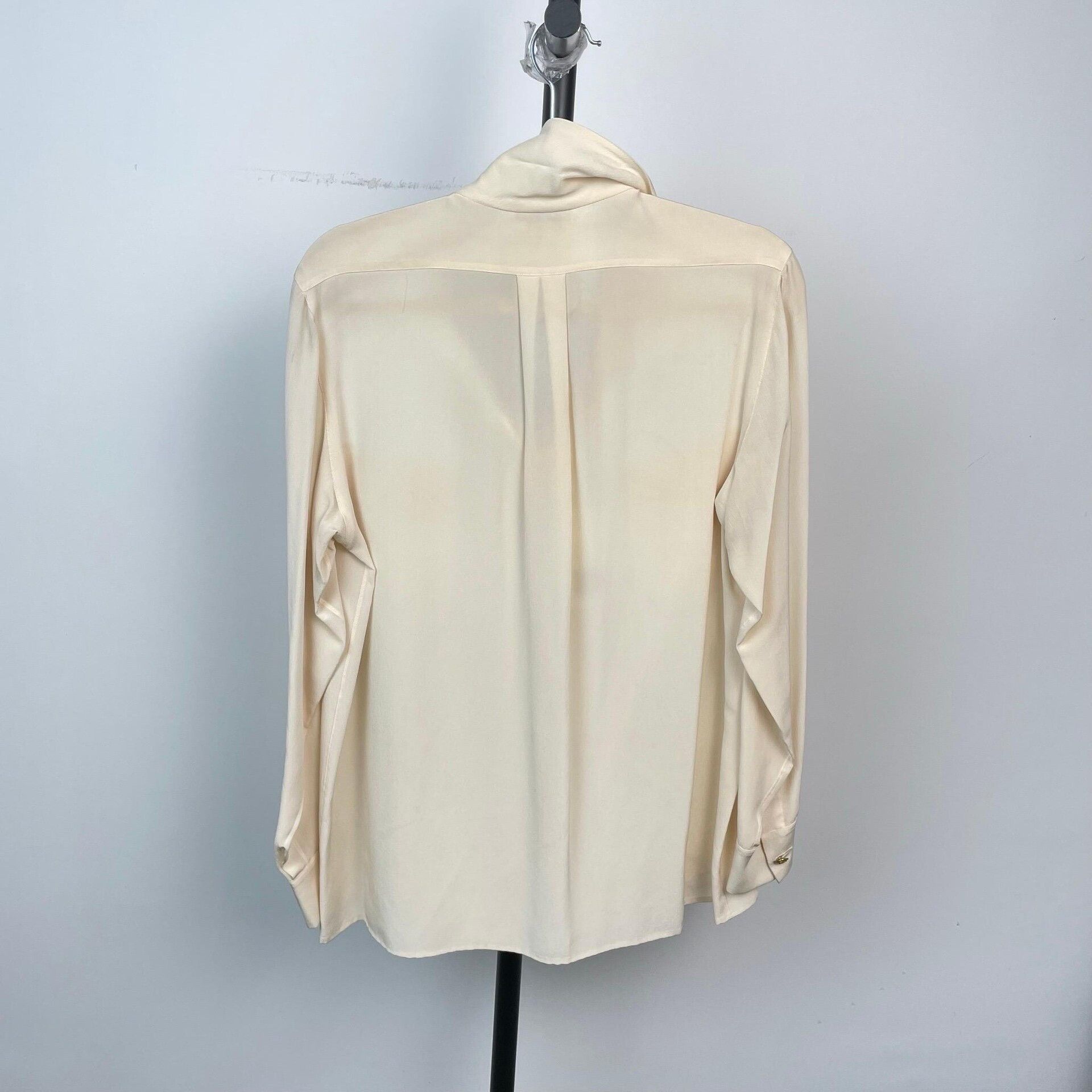 Chanel Chanel Ivory Gold Button Long-Sleeve Shirt Size XXS / US 00 / IT 34 - 2 Thumbnail