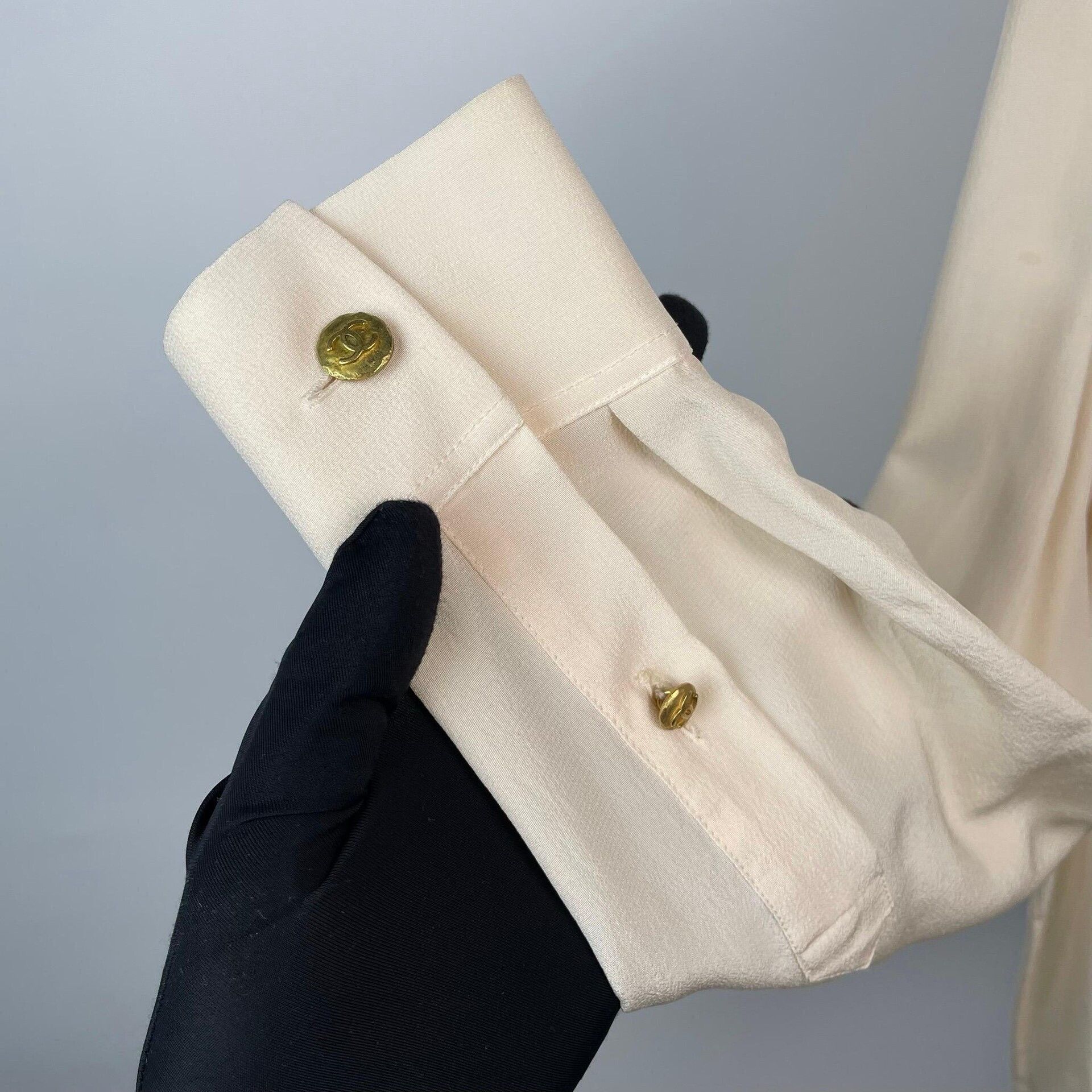 Chanel Chanel Ivory Gold Button Long-Sleeve Shirt Size XXS / US 00 / IT 34 - 5 Thumbnail