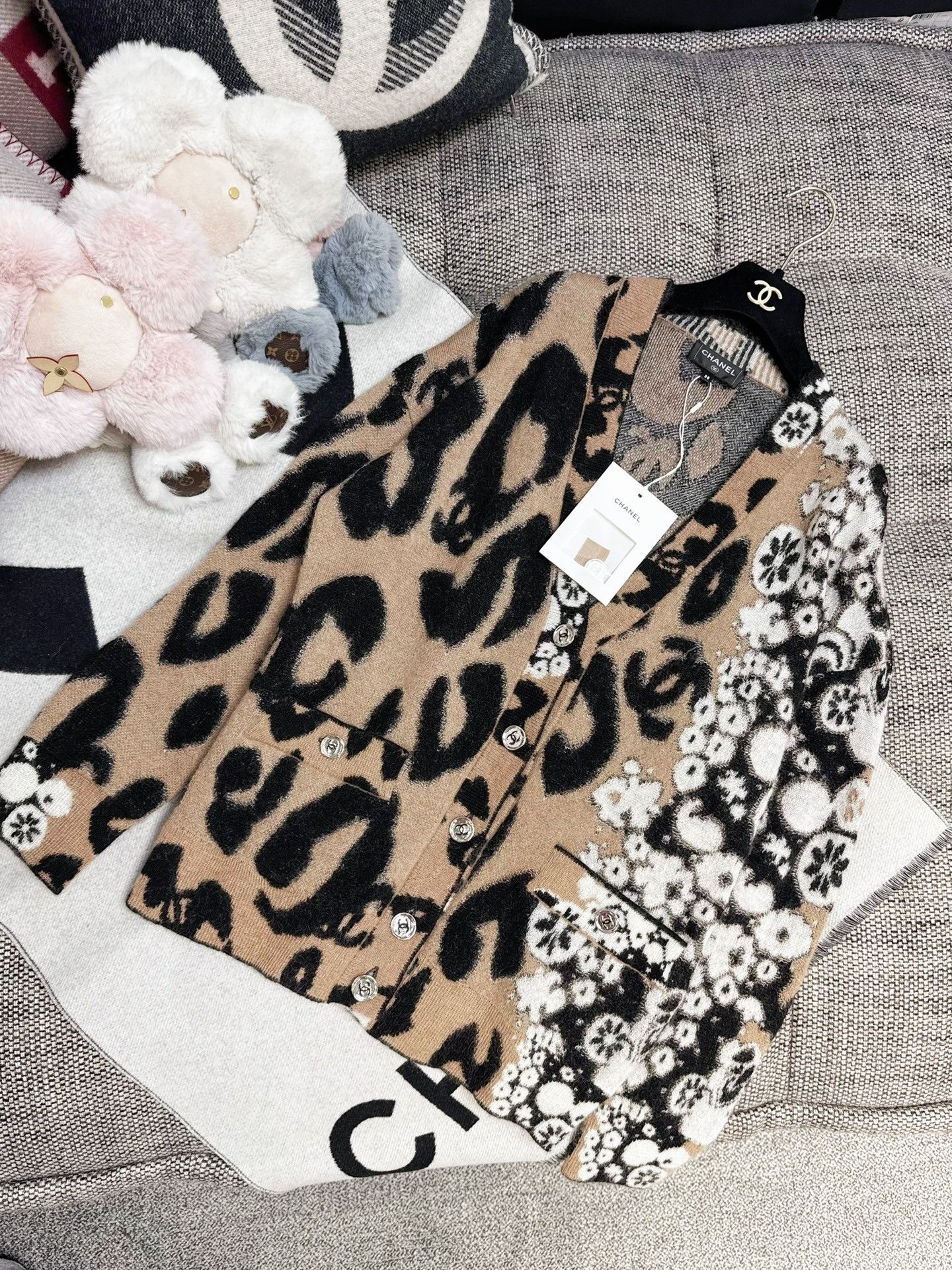 Chanel Chanel 23A Leopard Camellia Knit Cardigan Size S / US 4 / IT 40 - 3 Thumbnail