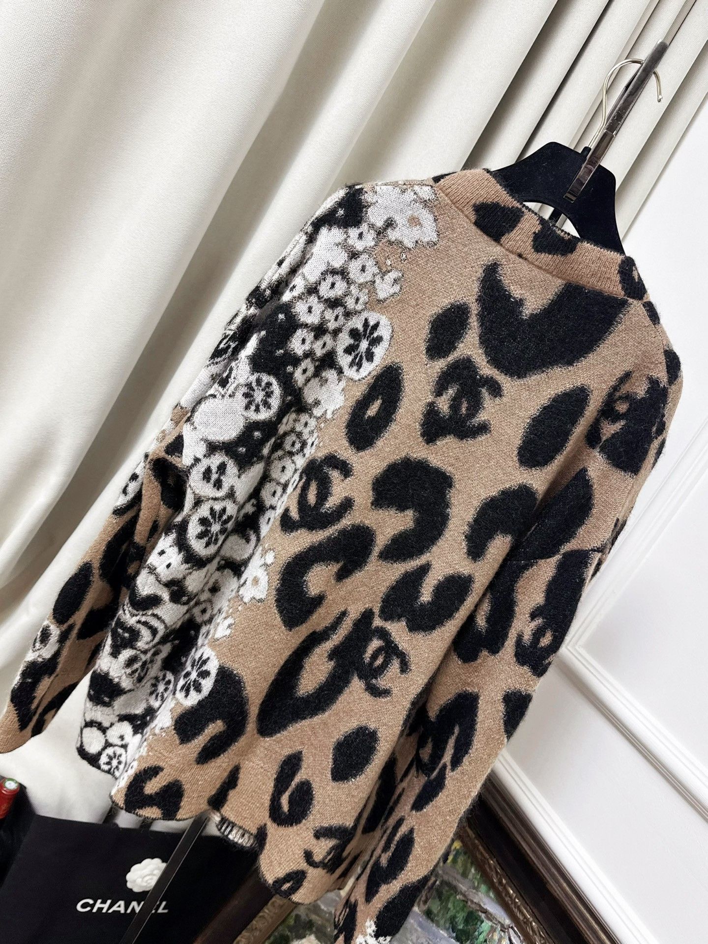 Chanel Chanel 23A Leopard Camellia Knit Cardigan Size S / US 4 / IT 40 - 2 Thumbnail