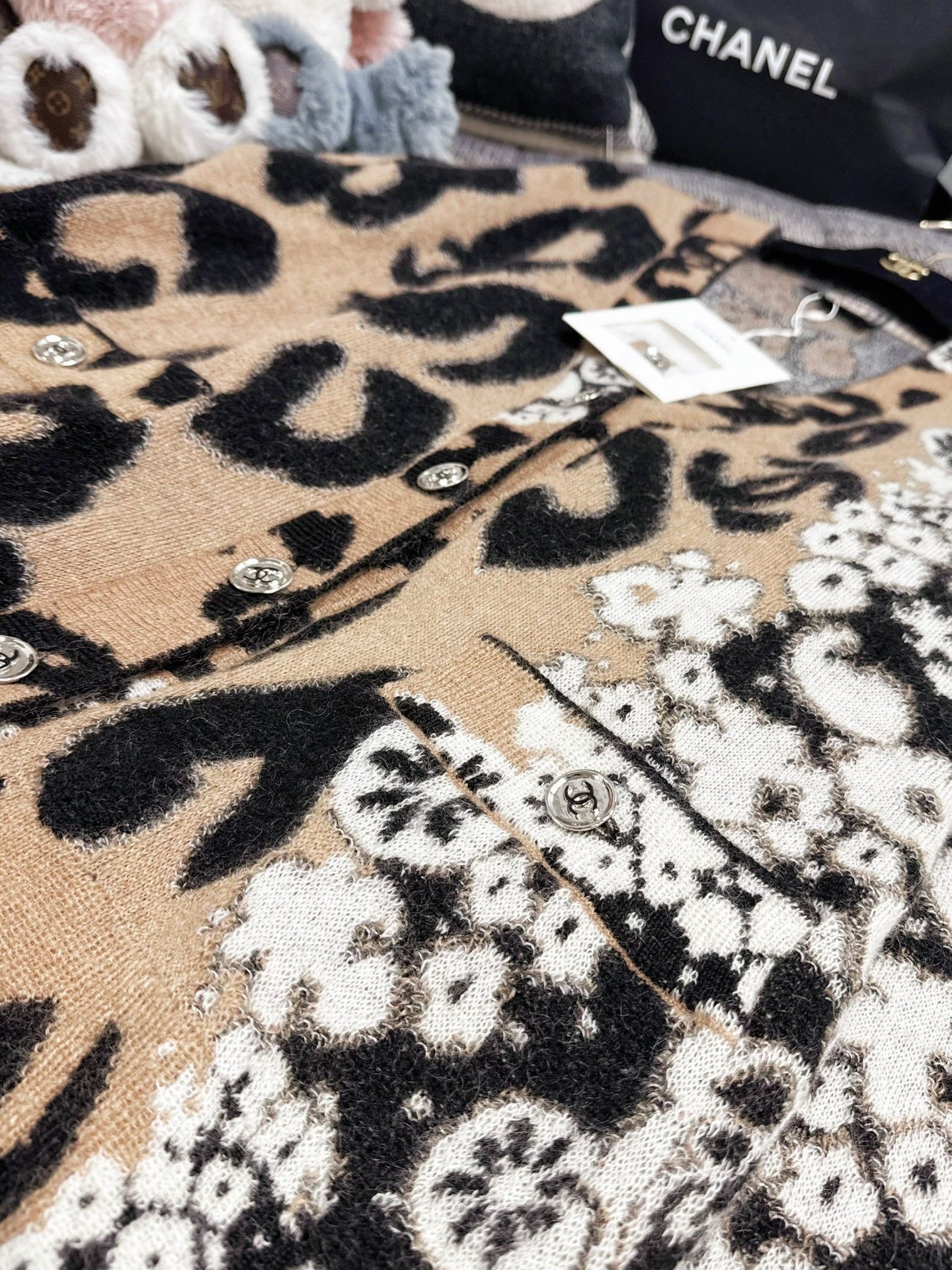 Chanel Chanel 23A Leopard Camellia Knit Cardigan Size S / US 4 / IT 40 - 4 Thumbnail