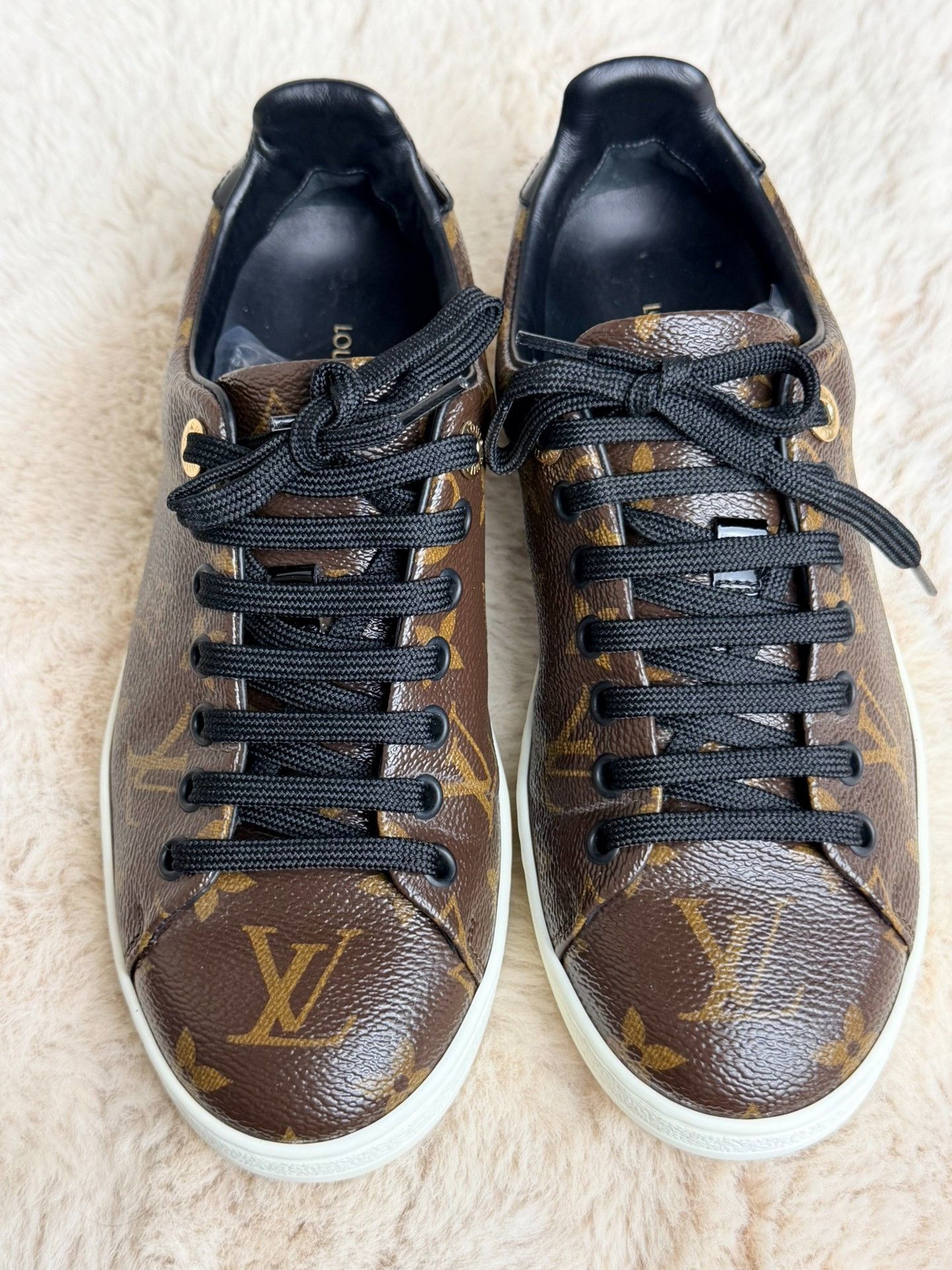 Louis Vuitton Louis Vuitton White Lowtop Sneakers us_6 Women Size US 6 / IT 36 - 2 Thumbnail