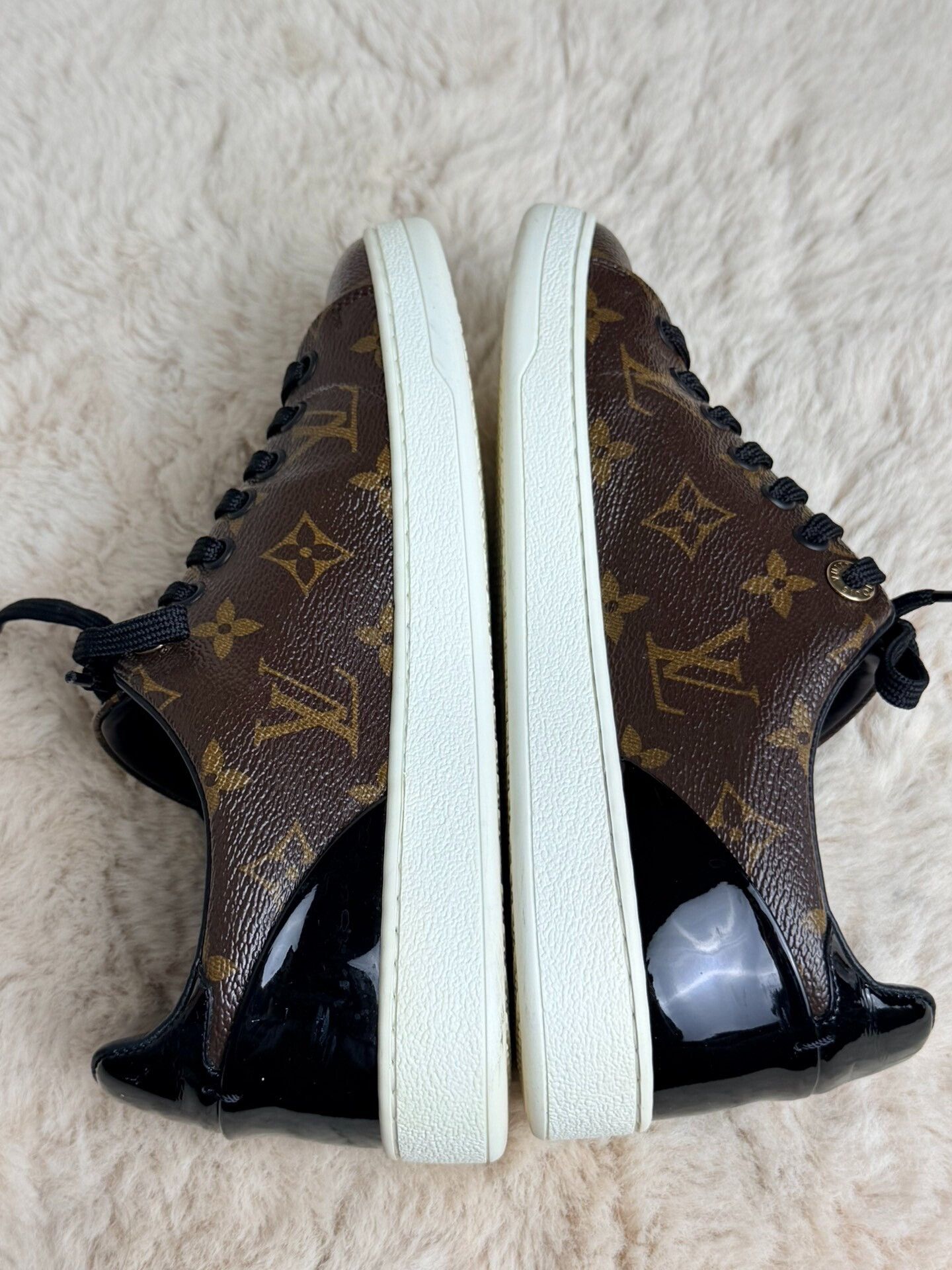 Louis Vuitton Louis Vuitton White Lowtop Sneakers us_6 Women Size US 6 / IT 36 - 5 Thumbnail