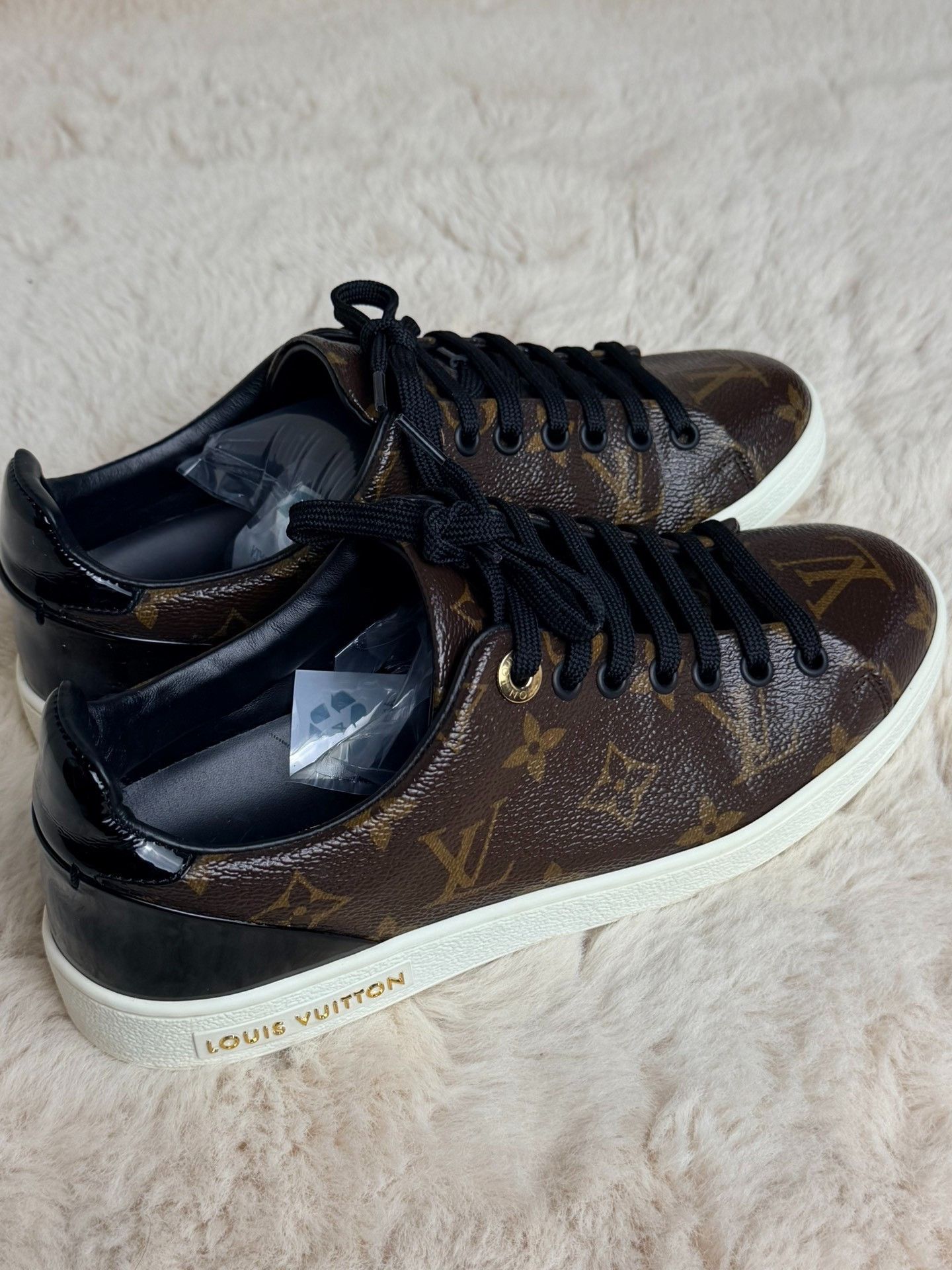 Louis Vuitton Louis Vuitton White Lowtop Sneakers us_6 Women Size US 6 / IT 36 - 3 Thumbnail