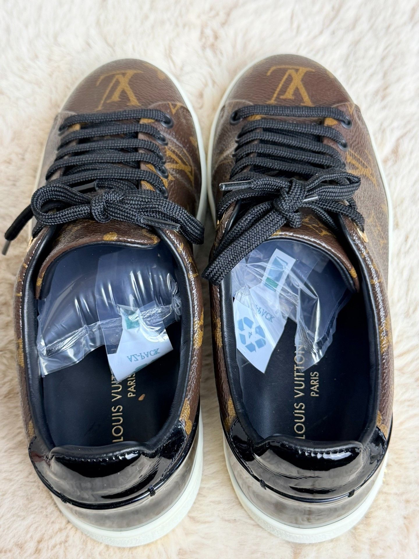 Louis Vuitton Louis Vuitton White Lowtop Sneakers us_6 Women Size US 6 / IT 36 - 4 Thumbnail