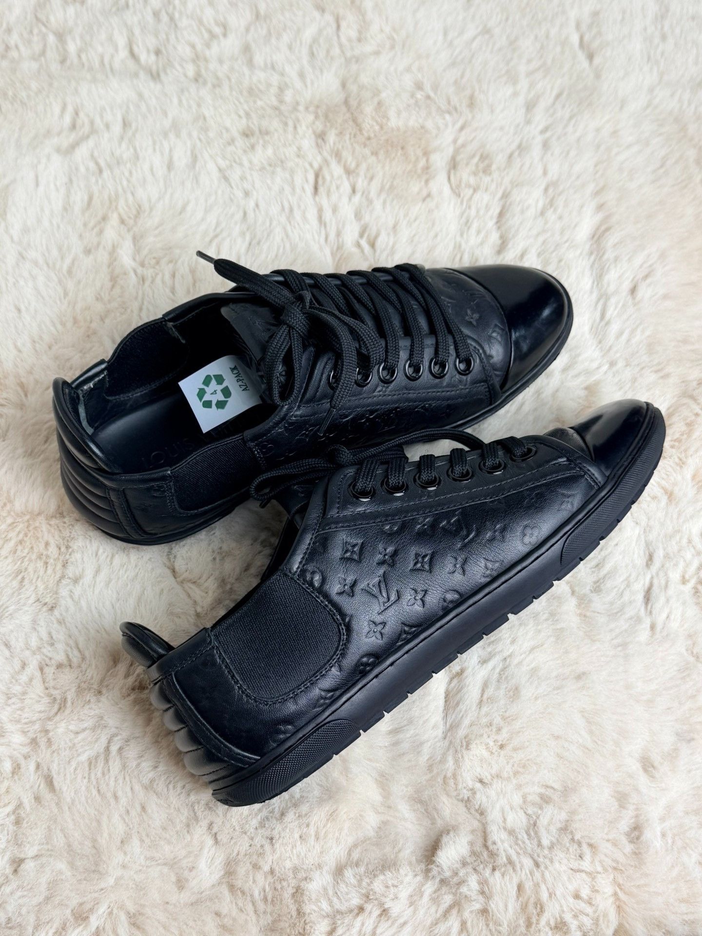 Louis Vuitton Louis Vuitton Black Lowtop Sneakers us_7 Women Size US 7 / IT 37 - 2 Thumbnail