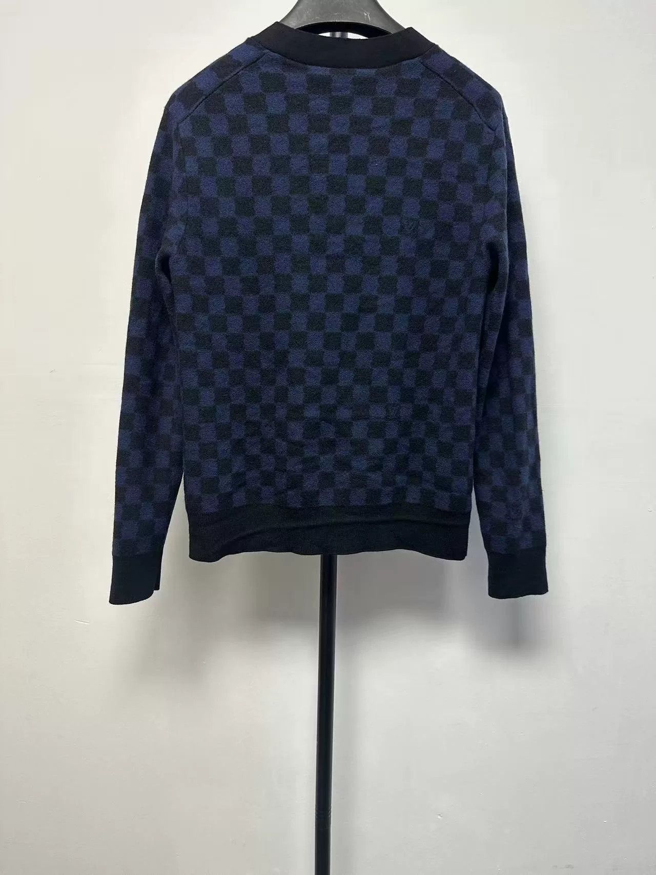 Louis Vuitton Louis Vuitton V-Neck Check Loose Sweater Size S / US 4 / IT 40 - 2 Thumbnail