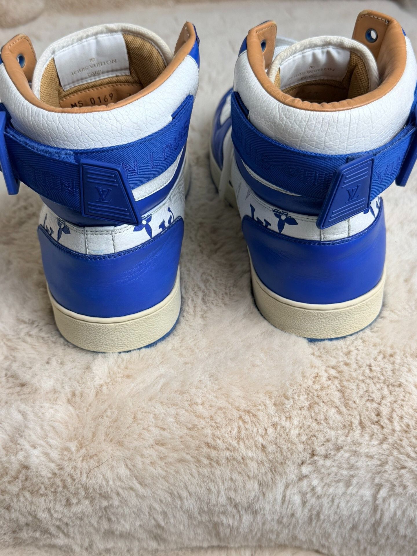 Louis Vuitton Louis Vuitton Blue Hitop Sneakers 8 Men Size US 8 / EU 41 - 6 Thumbnail
