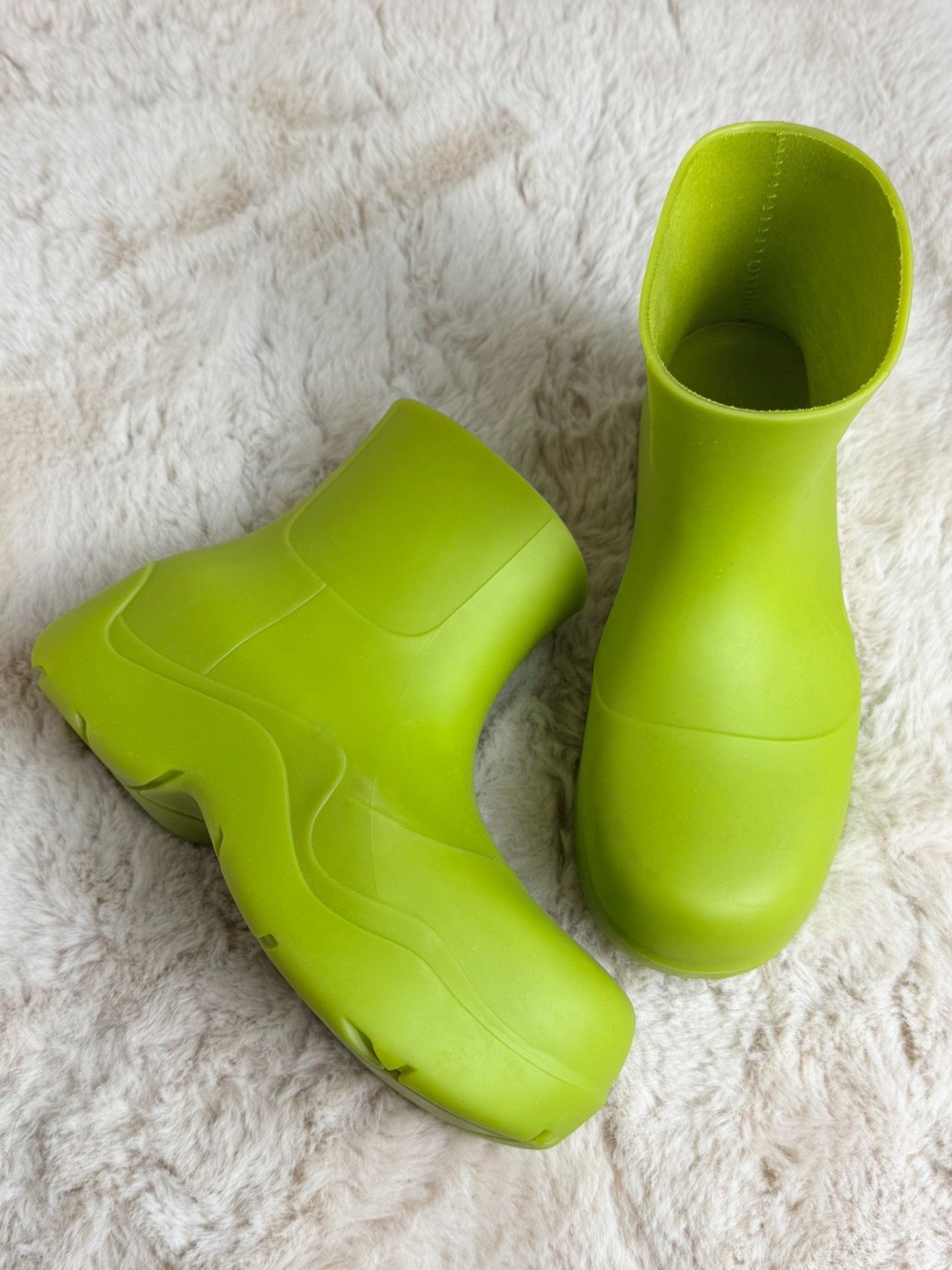 Bottega Veneta Bottega Veneta Green Lowtop Sneakers us_6 Women Size US 6 / IT 36 - 2 Thumbnail