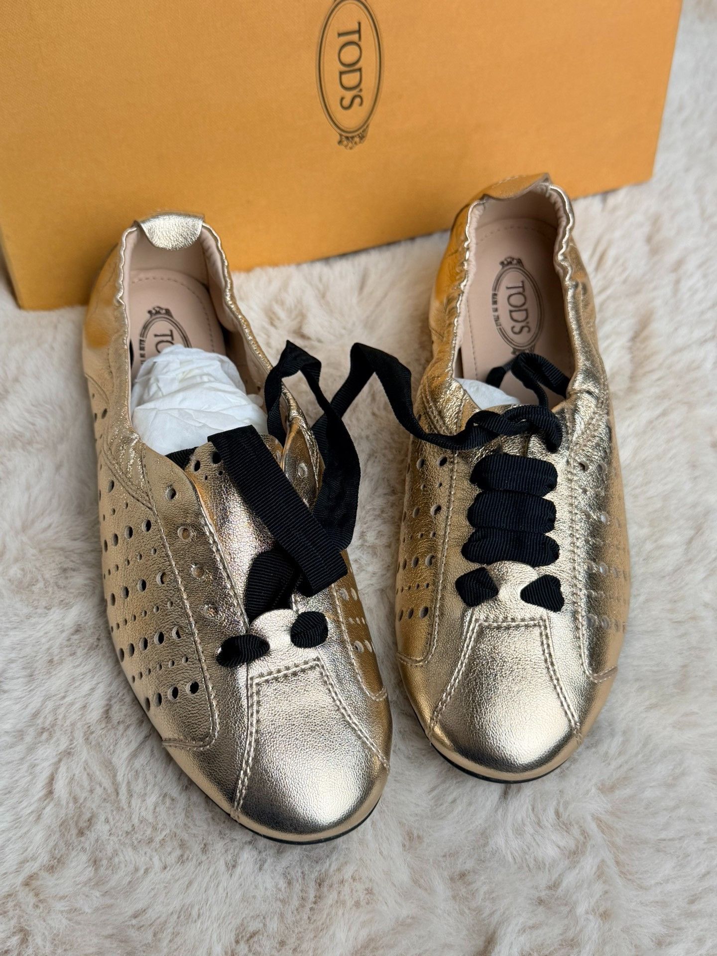 Tod's Tod's Gold Lowtop Sneakers us_7 Women Size US 7 / IT 37 - 3 Thumbnail