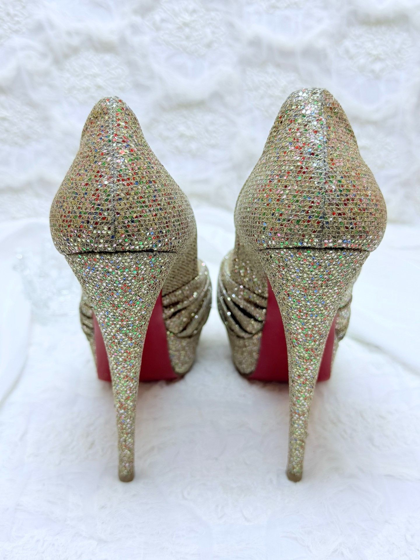Christian Louboutin Christian Louboutin Gold Lowtop Sneakers us_6 Women Size US 6 / IT 36 - 4 Thumbnail