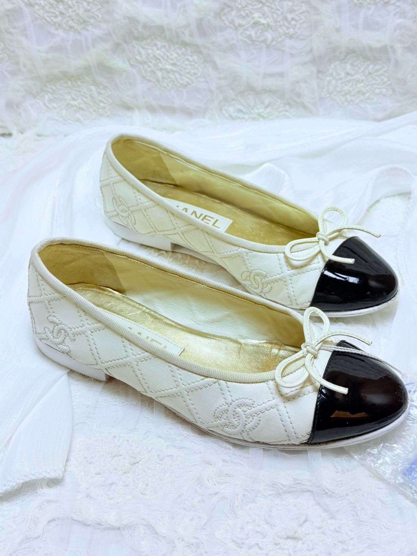 Chanel Chanel White Lowtop Sneakers us_5 Women Size US 5 / IT 35 - 2 Thumbnail