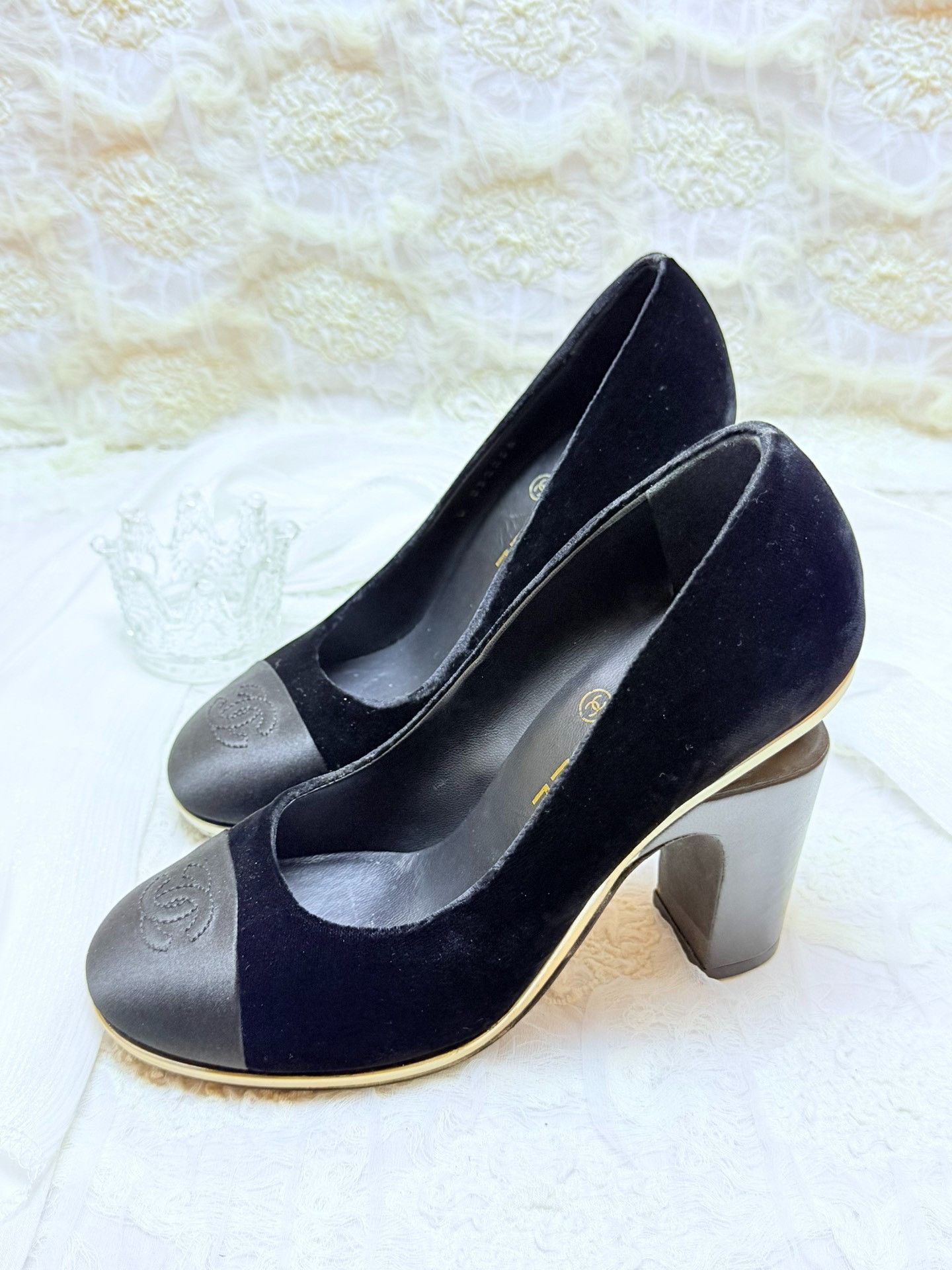 Chanel Chanel Retro Black Lowtop Sneakers us_6 Women Size US 6 / IT 36 - 2 Thumbnail