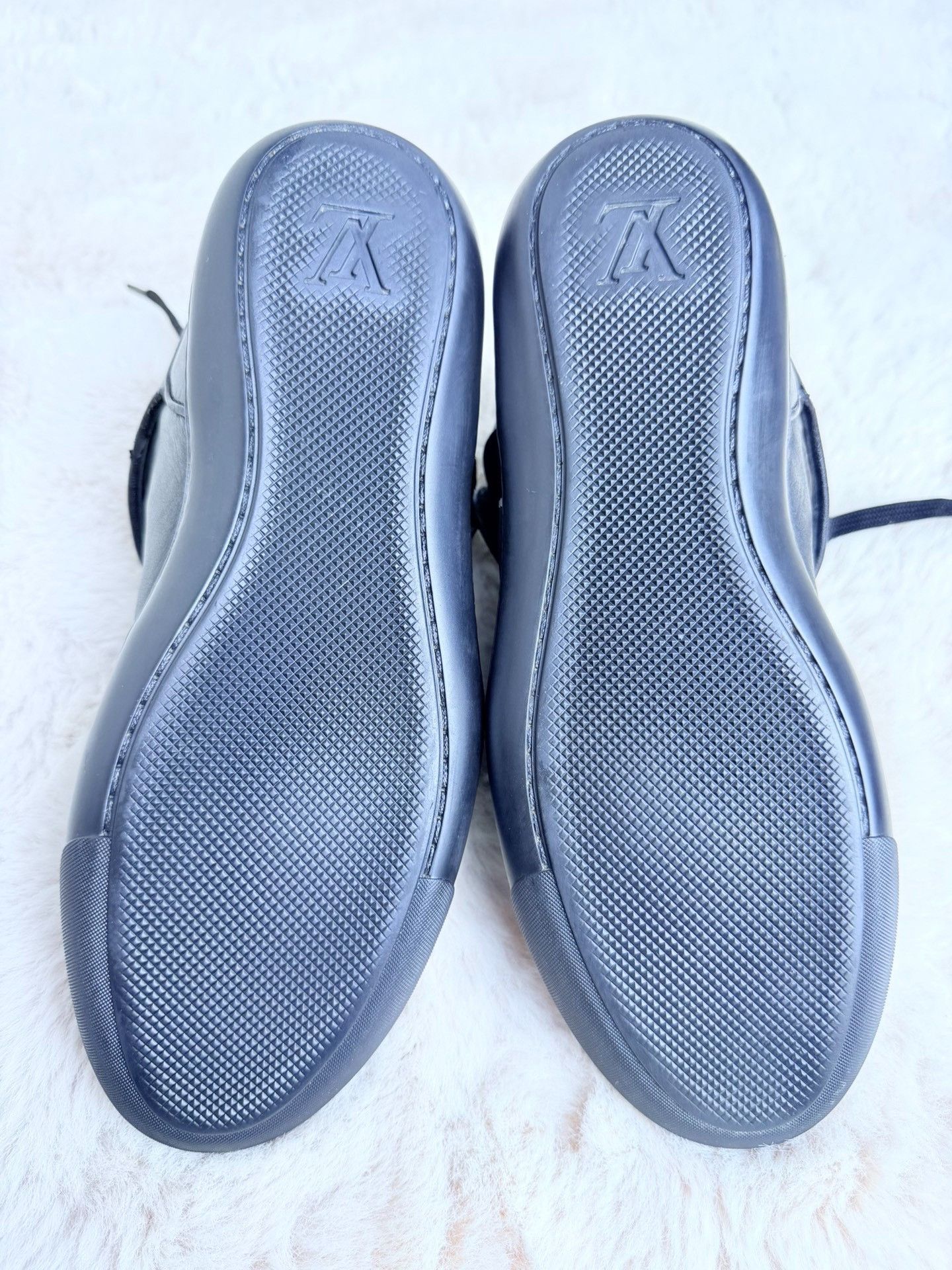 Louis Vuitton Louis Vuitton Black Hitop Sneakers us_6 Women Size US 6 / IT 36 - 7 Thumbnail