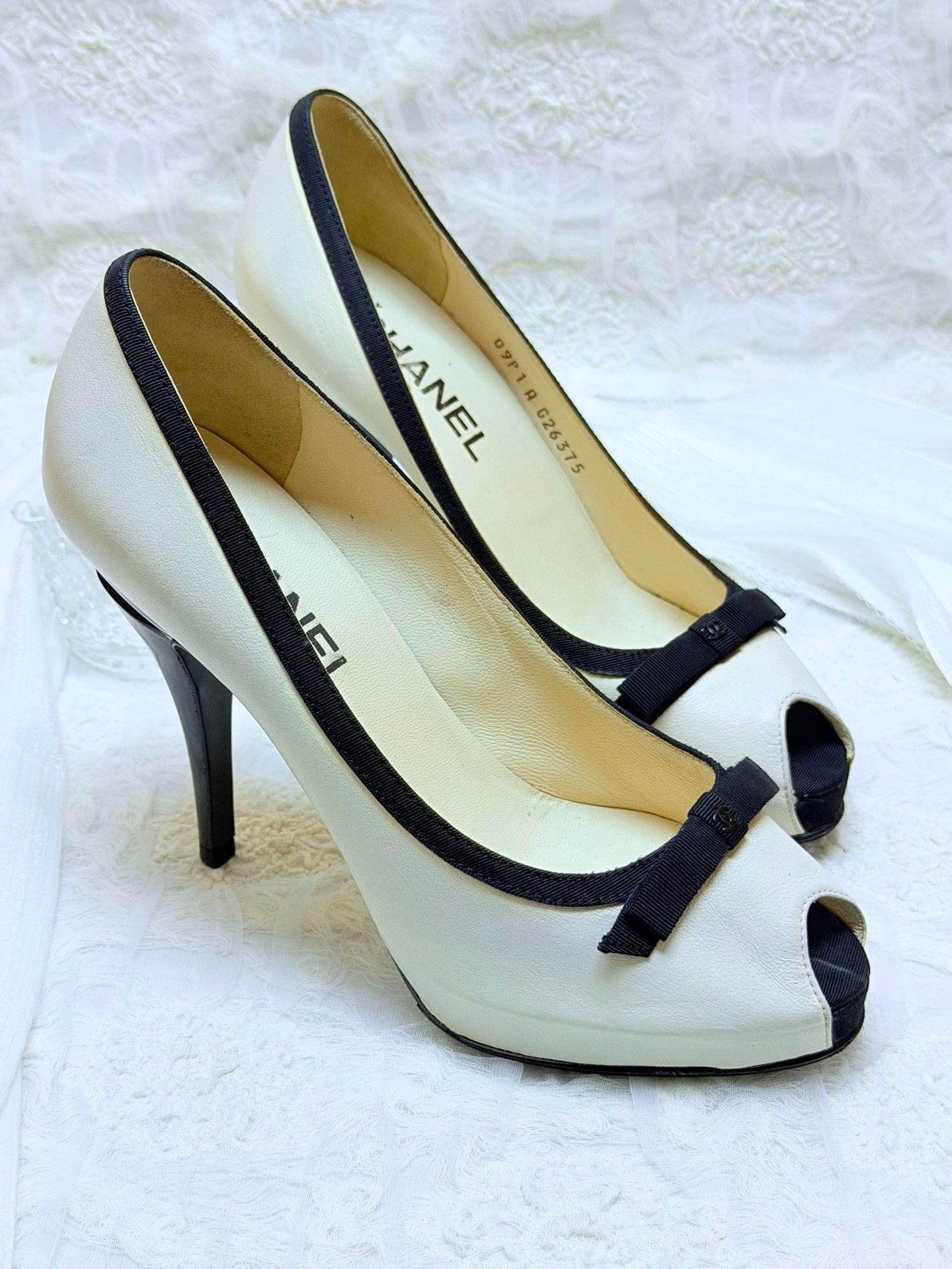 Chanel Chanel Retro Lowtop Sneakers us_7 Women Size US 7 / IT 37 - 2 Thumbnail