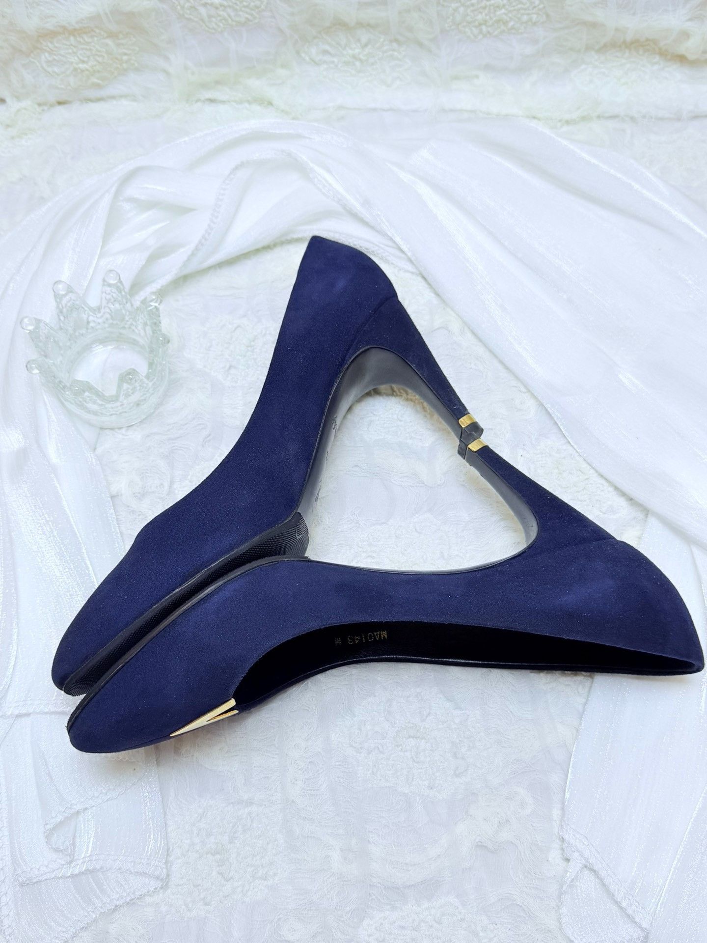 Louis Vuitton Louis Vuitton Velvet Blue Lowtop Sneakers us_6-5 Women Size US 6.5 / IT 36.5 - 4 Thumbnail