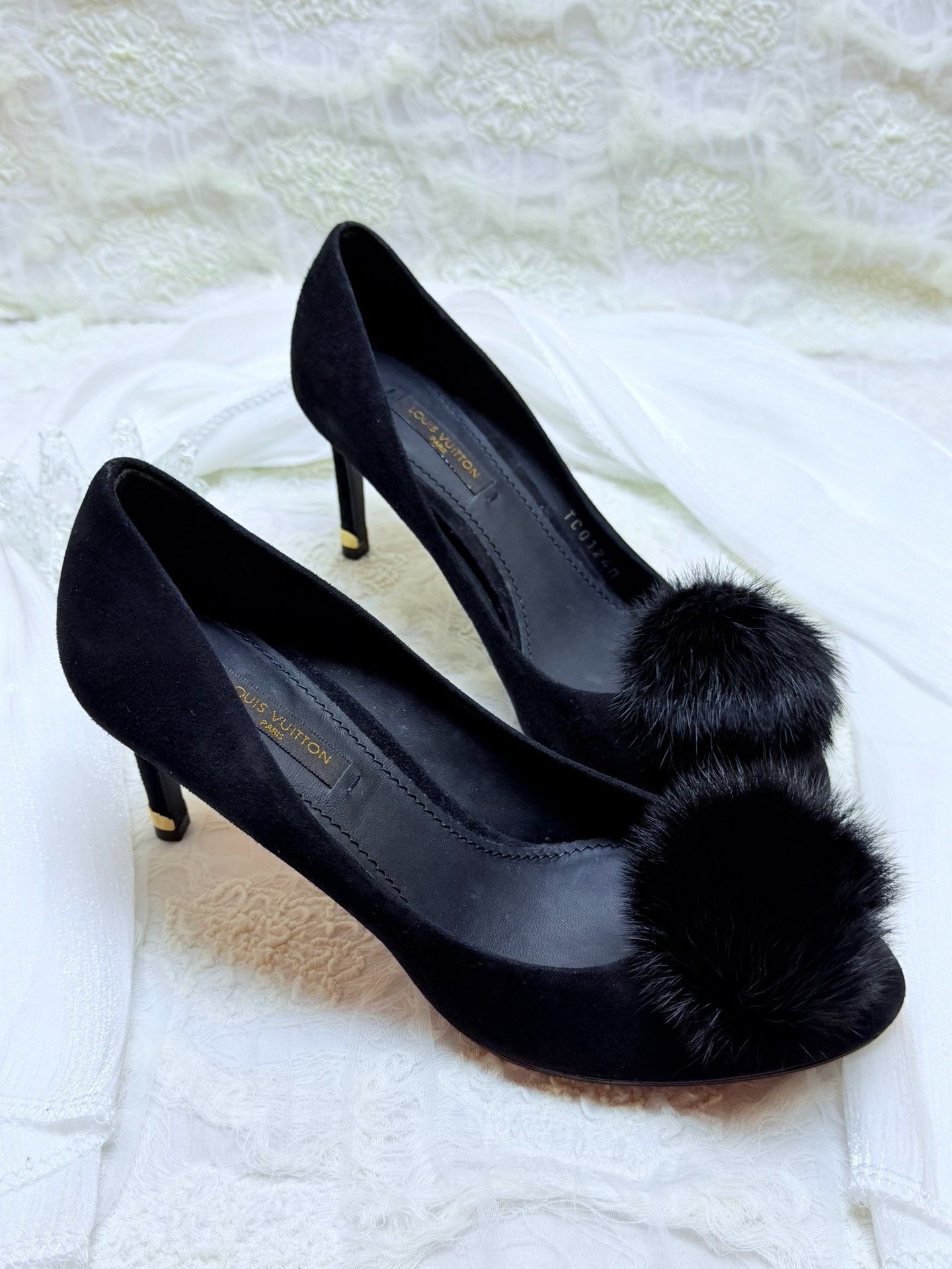 Louis Vuitton Louis Vuitton Suede Lowtop Sneakers us_5-5 Women Size US 5.5 / IT 35.5 - 2 Thumbnail