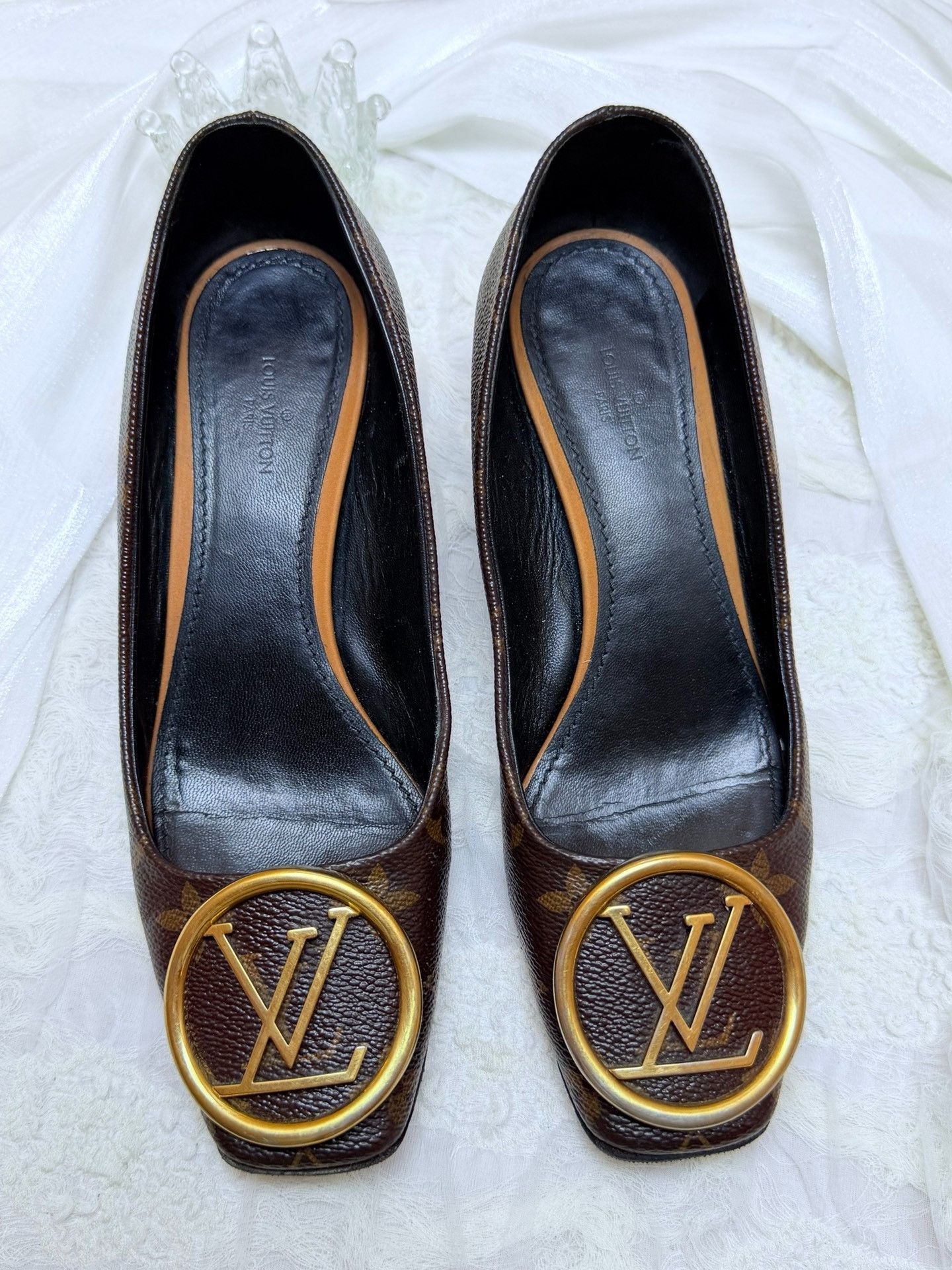 Louis Vuitton Louis Vuitton Gold Lowtop Sneakers us_6 Women Size US 6 / IT 36 - 2 Thumbnail