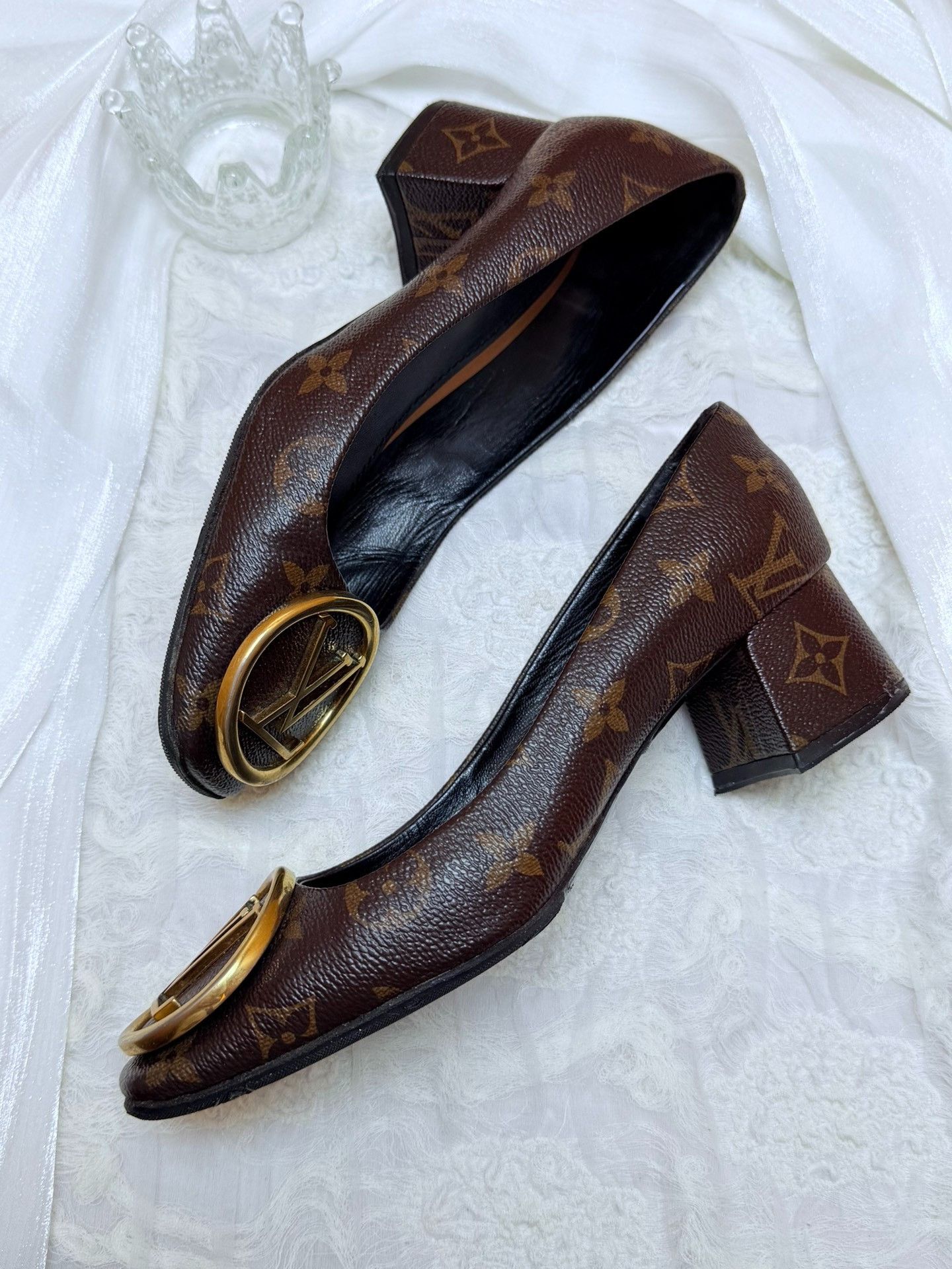 Louis Vuitton Louis Vuitton Gold Lowtop Sneakers us_6 Women Size US 6 / IT 36 - 4 Thumbnail