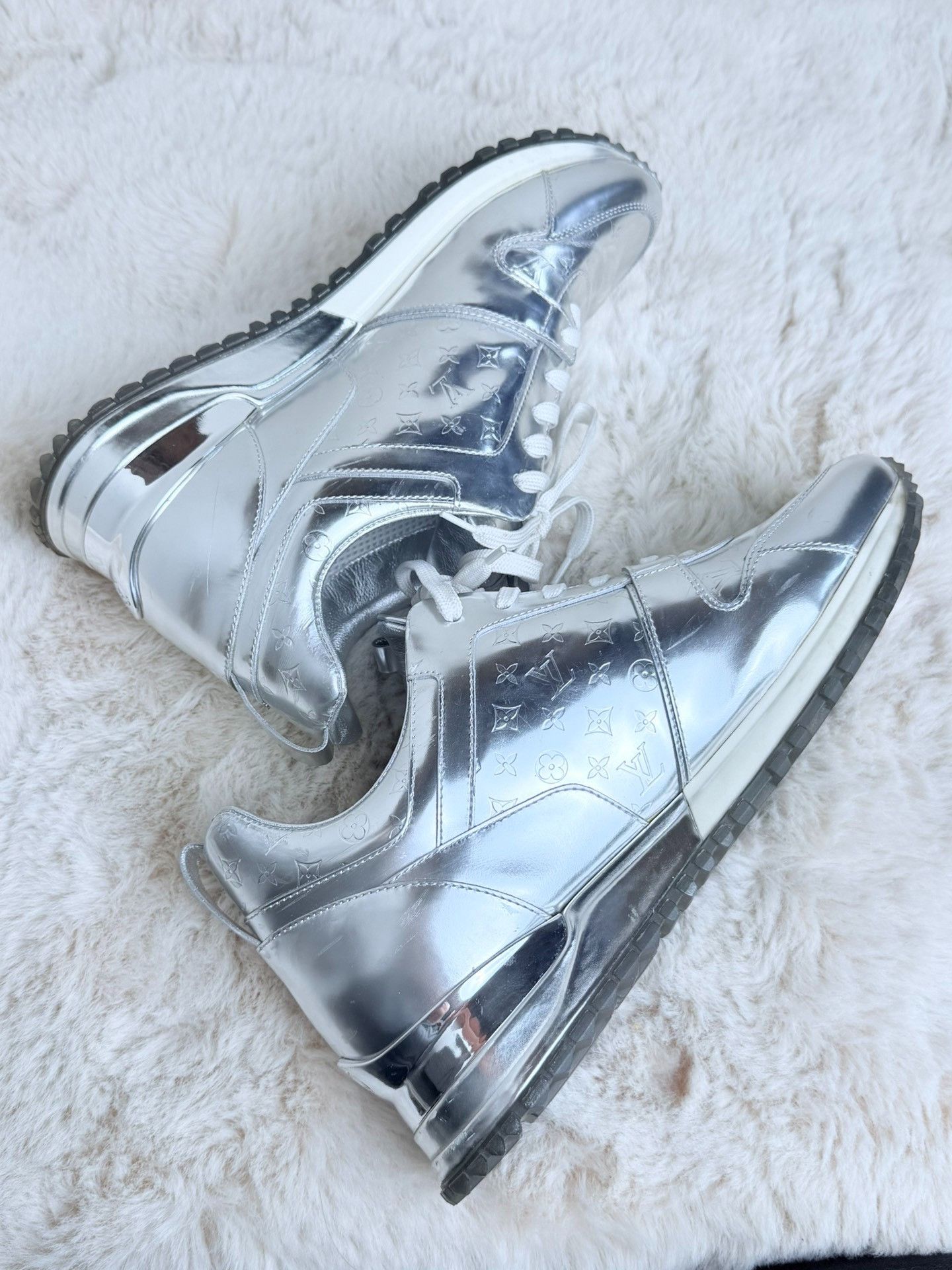 Louis Vuitton Louis Vuitton Limited Silver Lowtop Sneakers us_7-5 Women Size US 7.5 / IT 37.5 - 4 Thumbnail