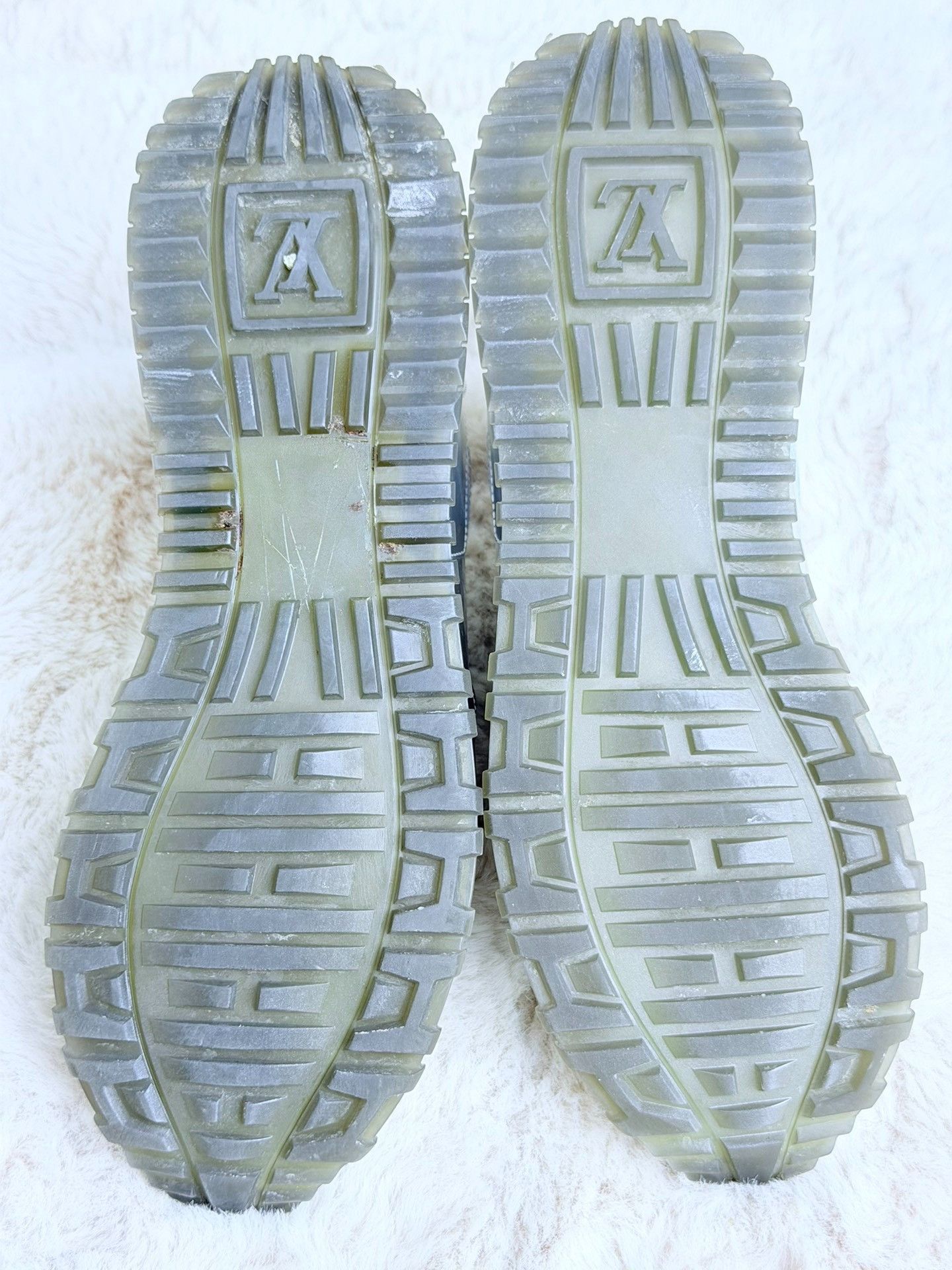 Louis Vuitton Louis Vuitton Limited Silver Lowtop Sneakers us_7-5 Women Size US 7.5 / IT 37.5 - 8 Thumbnail