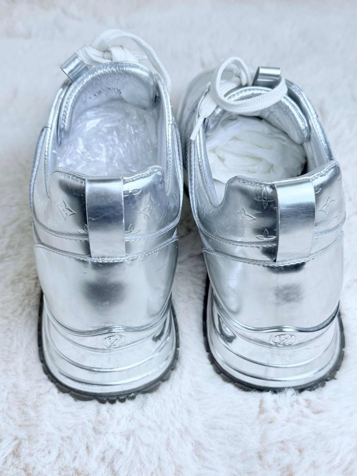 Louis Vuitton Louis Vuitton Limited Silver Lowtop Sneakers us_7-5 Women Size US 7.5 / IT 37.5 - 6 Thumbnail
