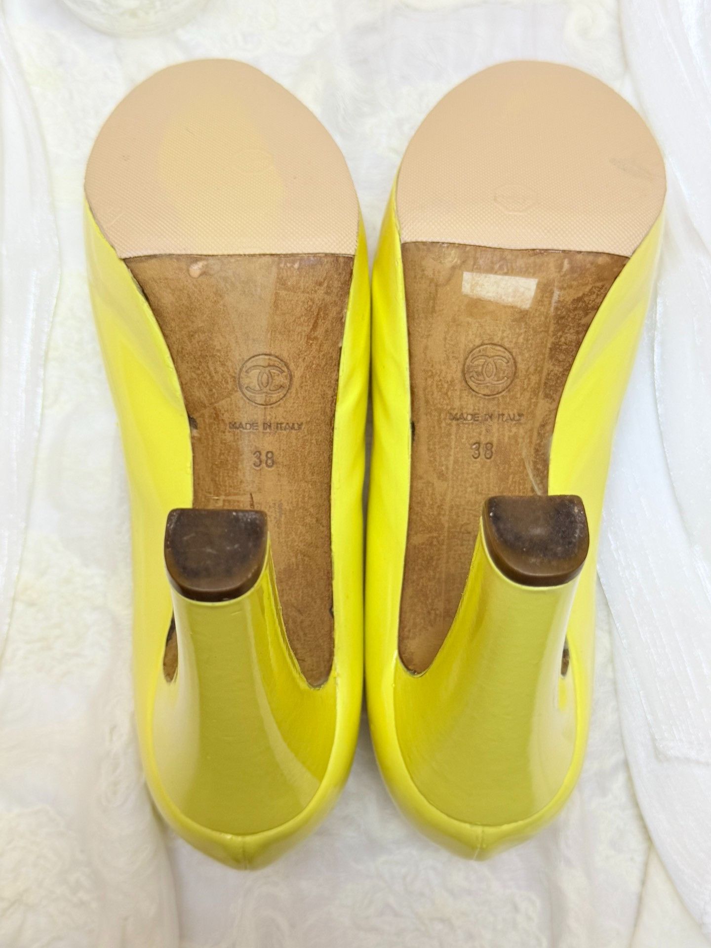 Chanel Chanel Patent Yellow Lowtop Sneakers us_8 Women Size US 8 / IT 38 - 4 Thumbnail