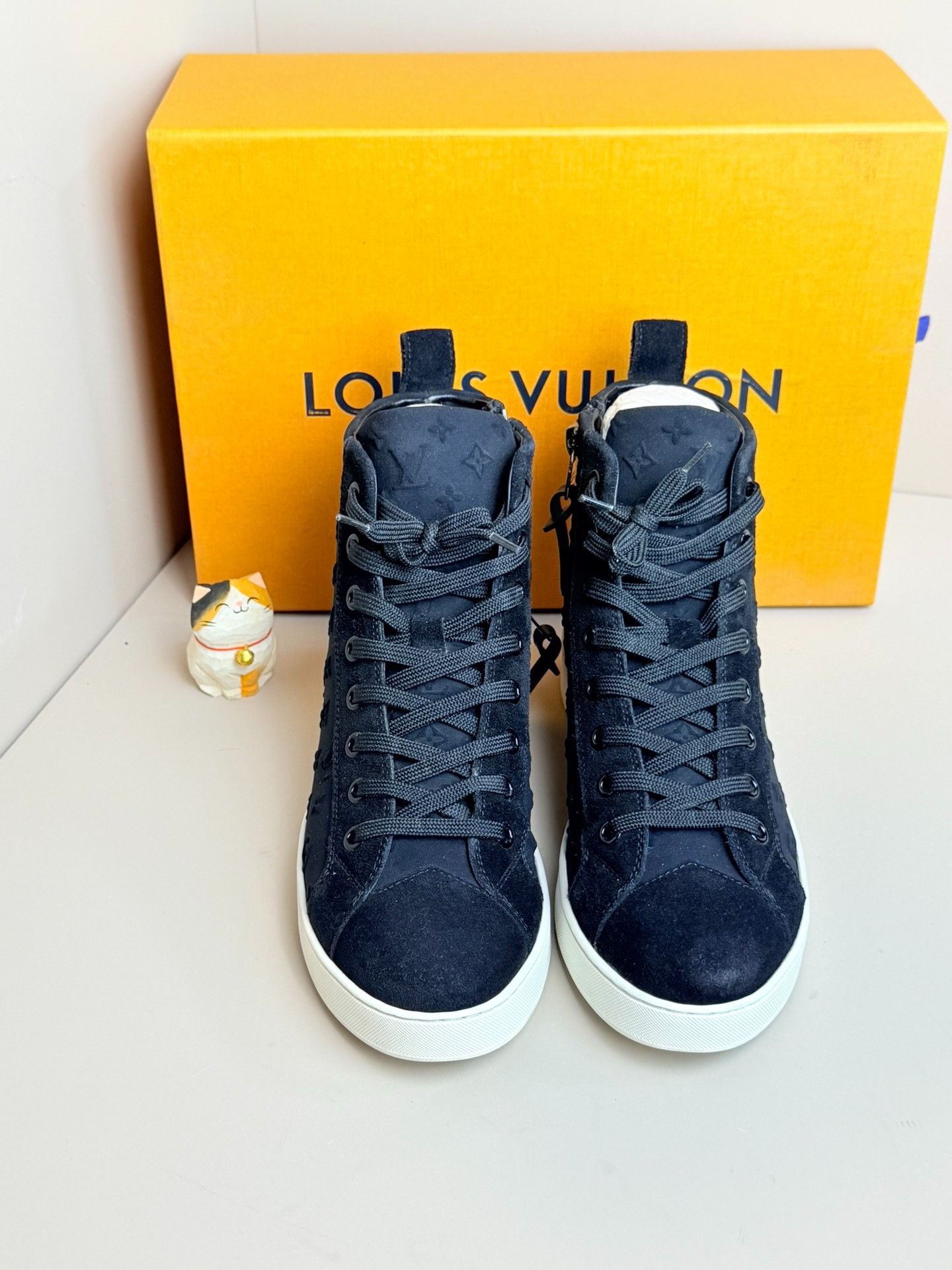 Louis Vuitton Louis Vuitton Black Hitop Sneakers us_5 Women Size US 5 / IT 35 - 3 Thumbnail