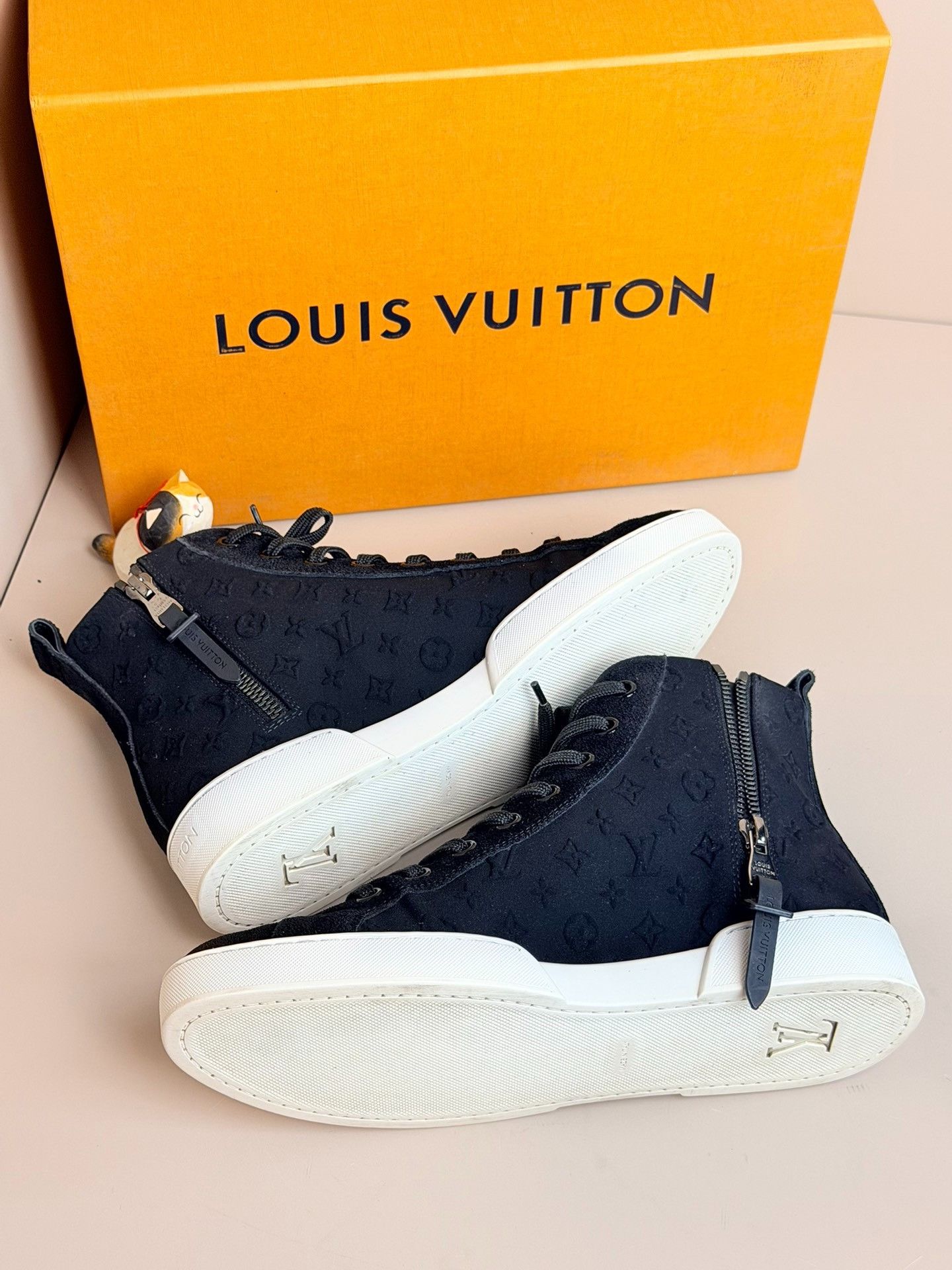 Louis Vuitton Louis Vuitton Black Hitop Sneakers us_5 Women Size US 5 / IT 35 - 4 Thumbnail