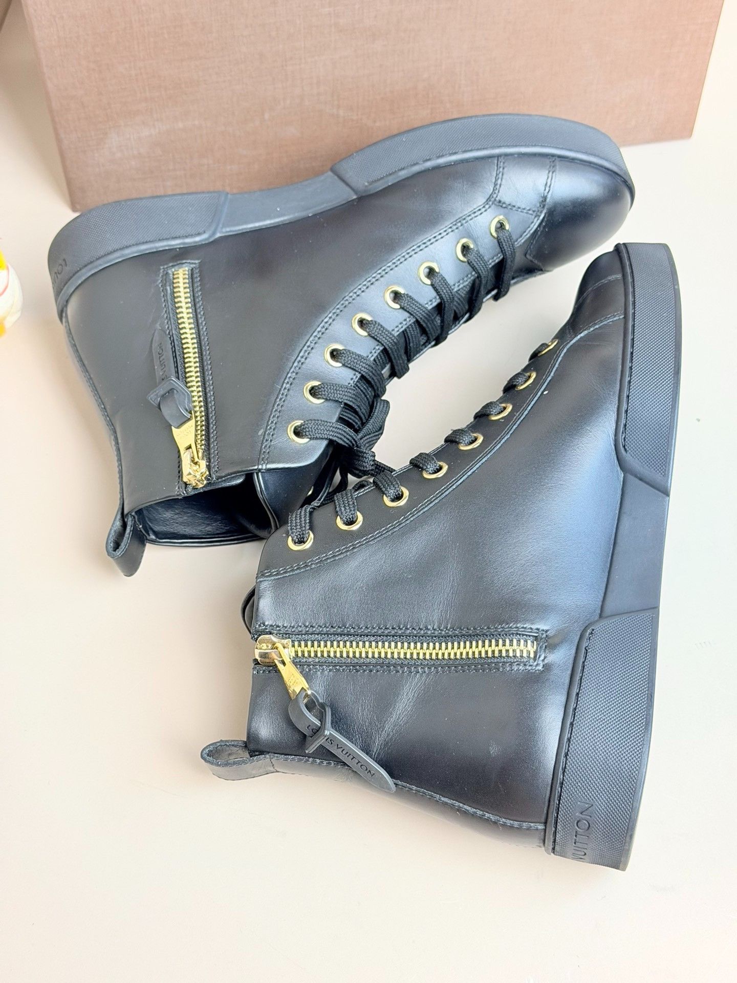 Louis Vuitton Louis Vuitton Retro Black Hitop Sneakers us_5 Women Size US 5 / IT 35 - 4 Thumbnail