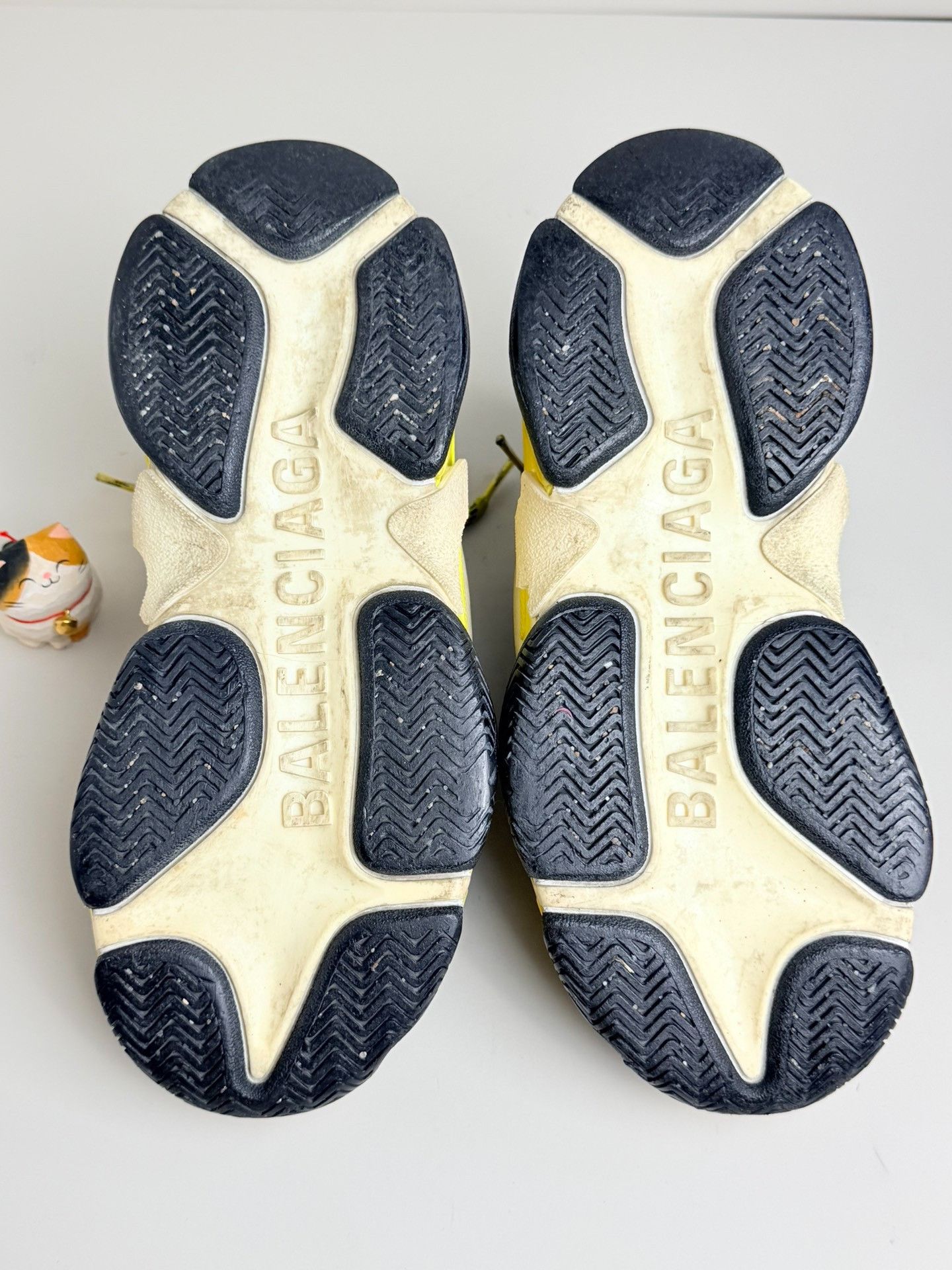 Balenciaga Balenciaga Distressed Yellow Lowtop Sneakers us_7 Women Size US 7 / IT 37 - 6 Thumbnail