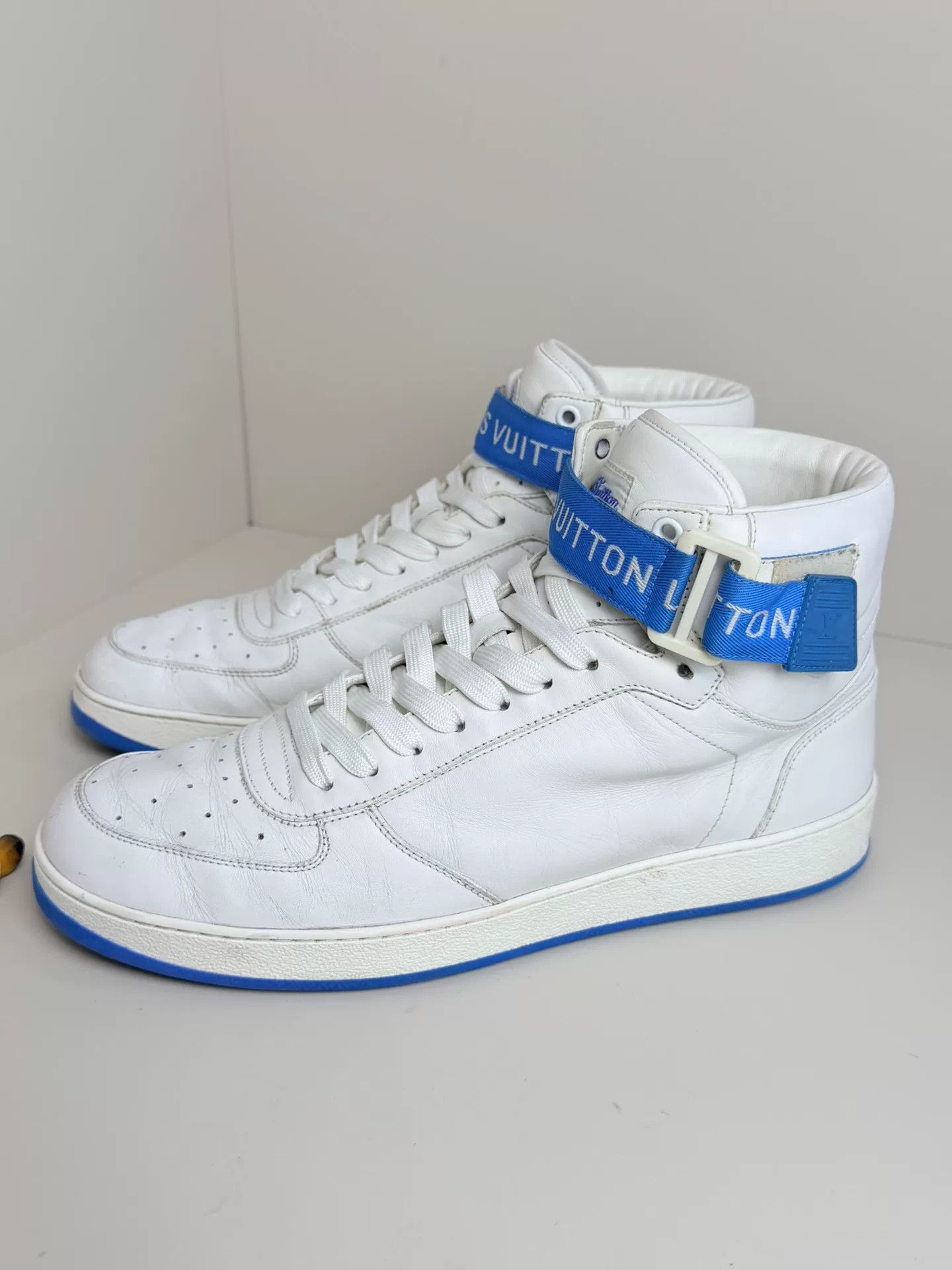 Louis Vuitton Louis Vuitton White Hitop Sneakers 8 Men Size US 8 / EU 41 - 2 Thumbnail