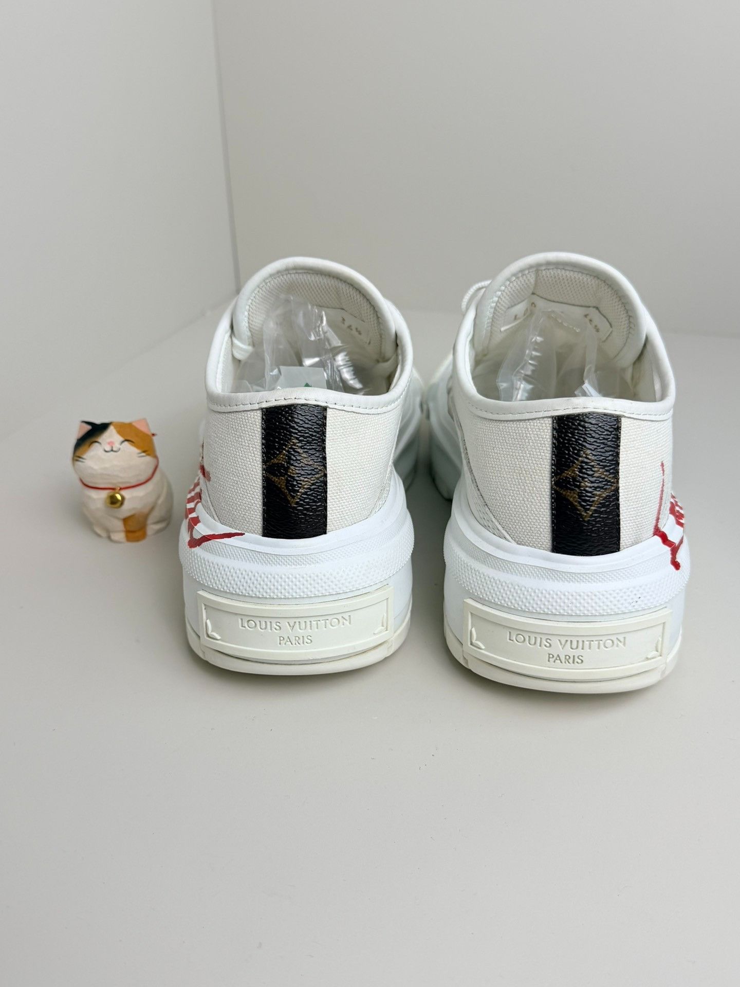Louis Vuitton Louis Vuitton White Lowtop Sneakers us_5-5 Women Size US 5.5 / IT 35.5 - 4 Thumbnail