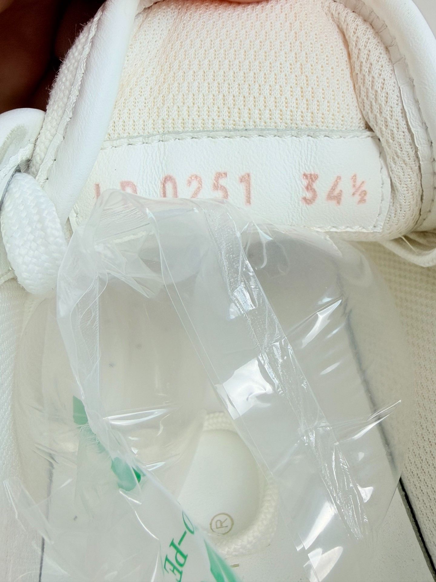 Louis Vuitton Louis Vuitton White Lowtop Sneakers us_5-5 Women Size US 5.5 / IT 35.5 - 5 Thumbnail