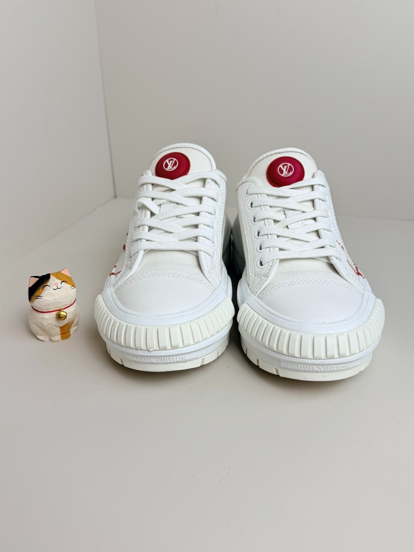 Louis Vuitton Louis Vuitton White Lowtop Sneakers us_5-5 Women Size US 5.5 / IT 35.5 - 3 Thumbnail