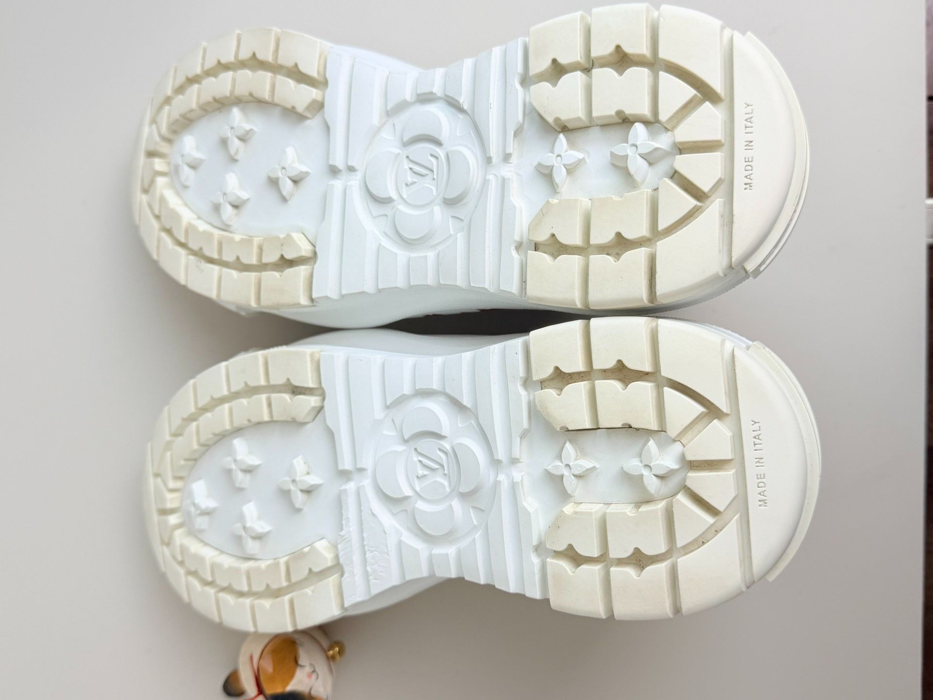 Louis Vuitton Louis Vuitton White Lowtop Sneakers us_5-5 Women Size US 5.5 / IT 35.5 - 7 Thumbnail