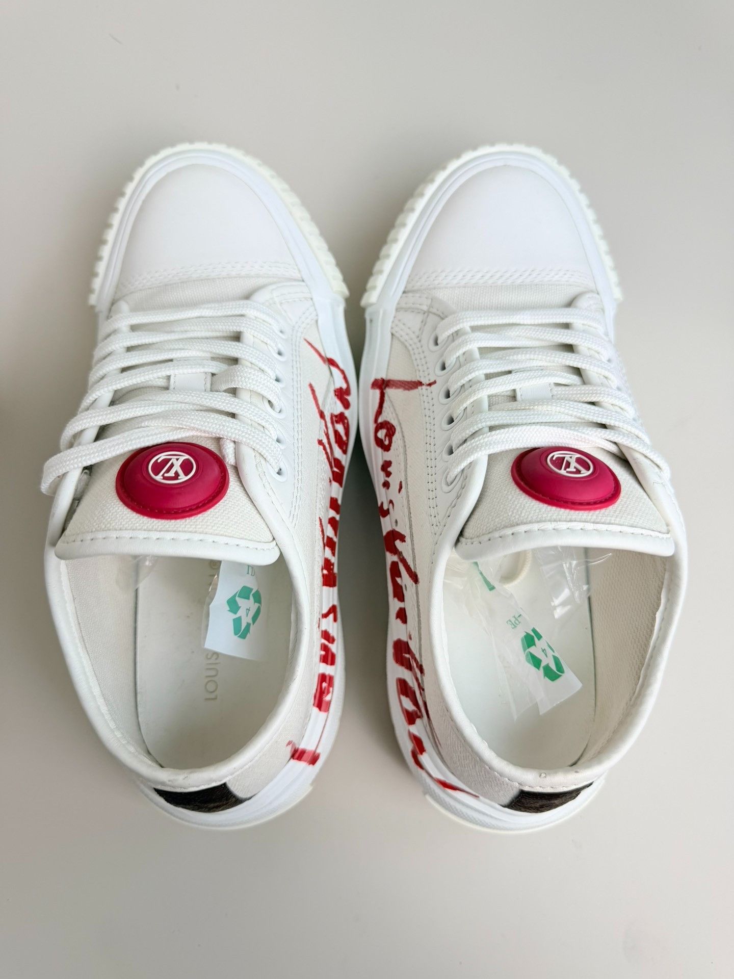 Louis Vuitton Louis Vuitton White Lowtop Sneakers us_5-5 Women Size US 5.5 / IT 35.5 - 8 Thumbnail